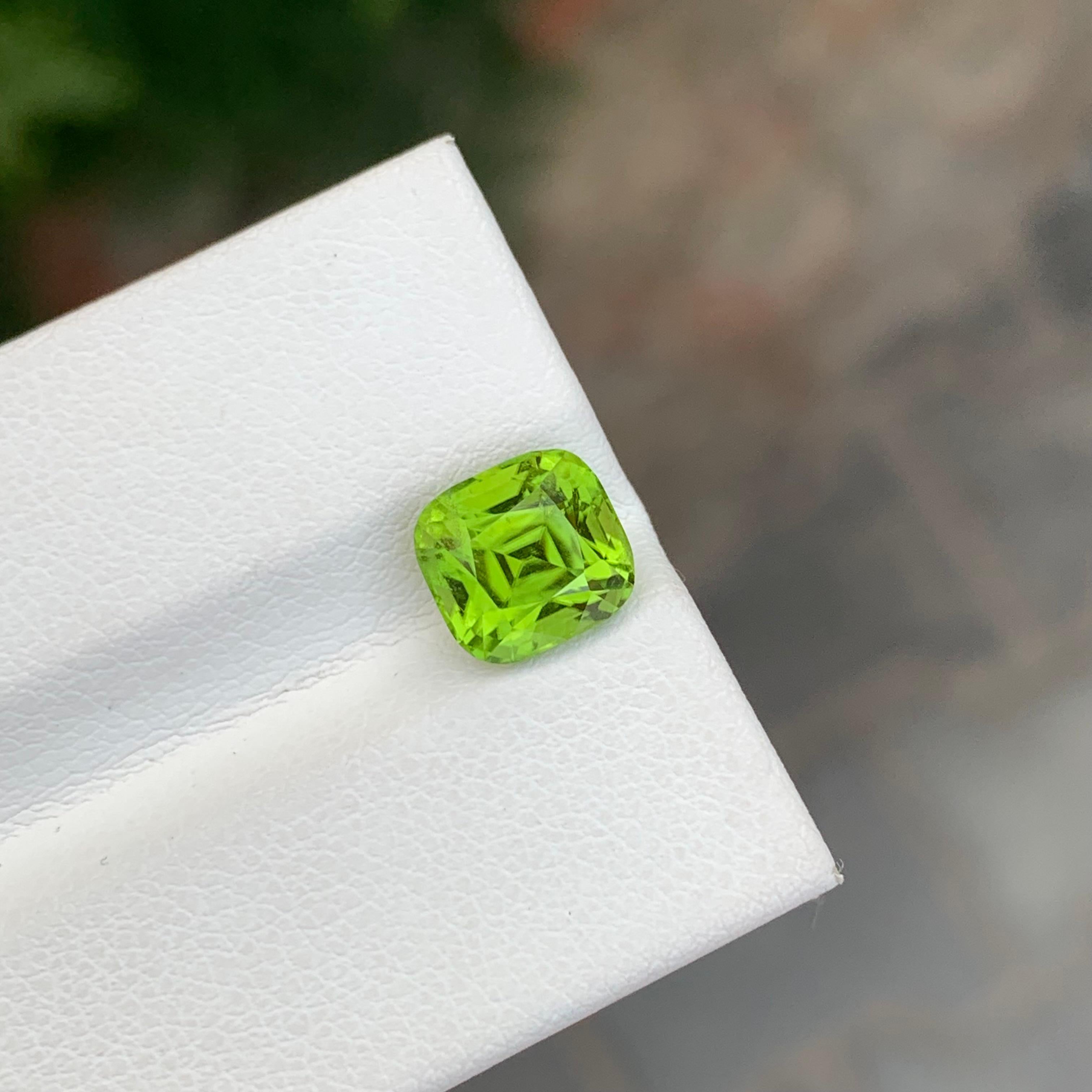 Gema suelta natural de 2,75 quilates de peridoto verde manzana en forma de cojín en Nuevo estado para la venta en Peshawar, PK