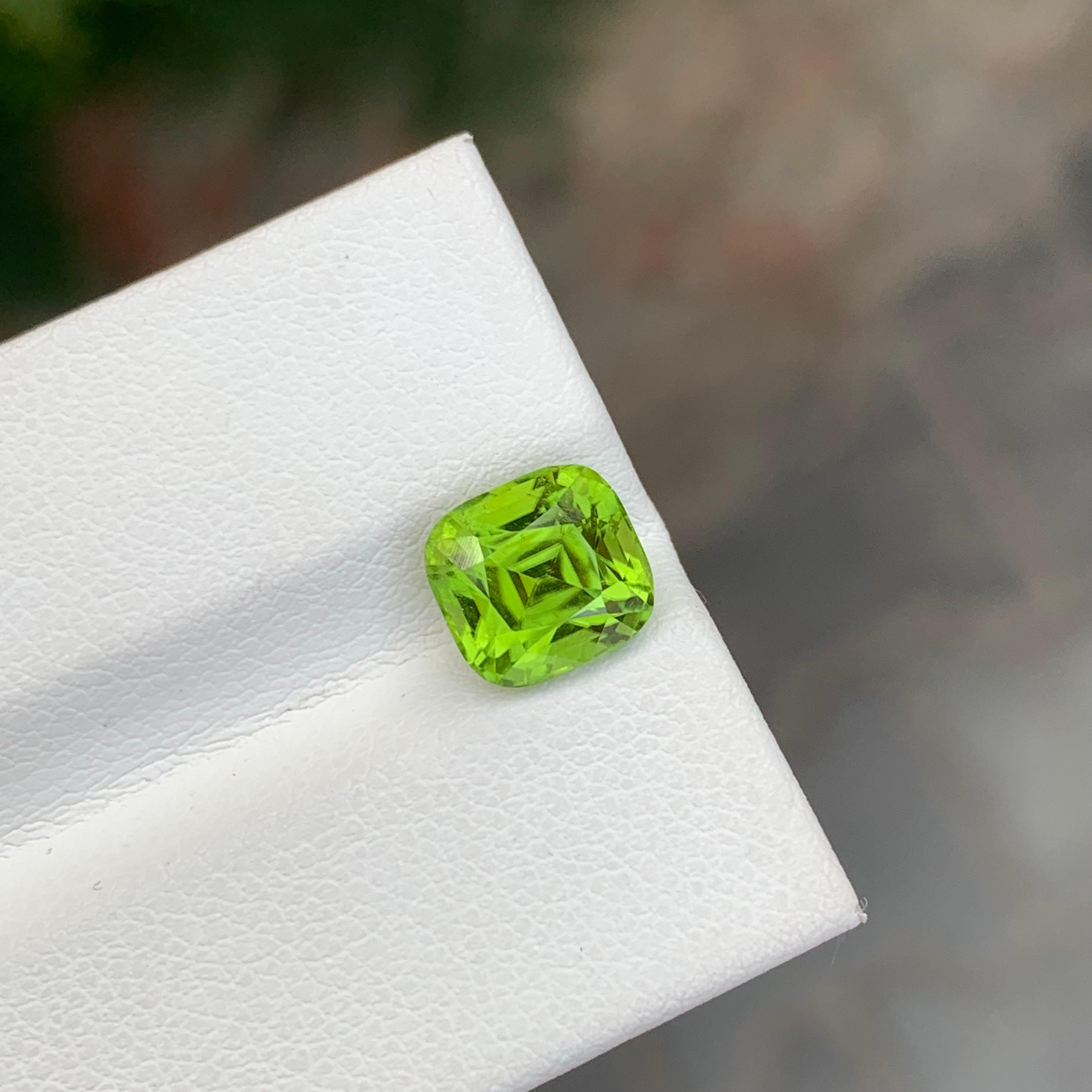 Gema suelta natural de 2,75 quilates de peridoto verde manzana en forma de cojín en venta 1