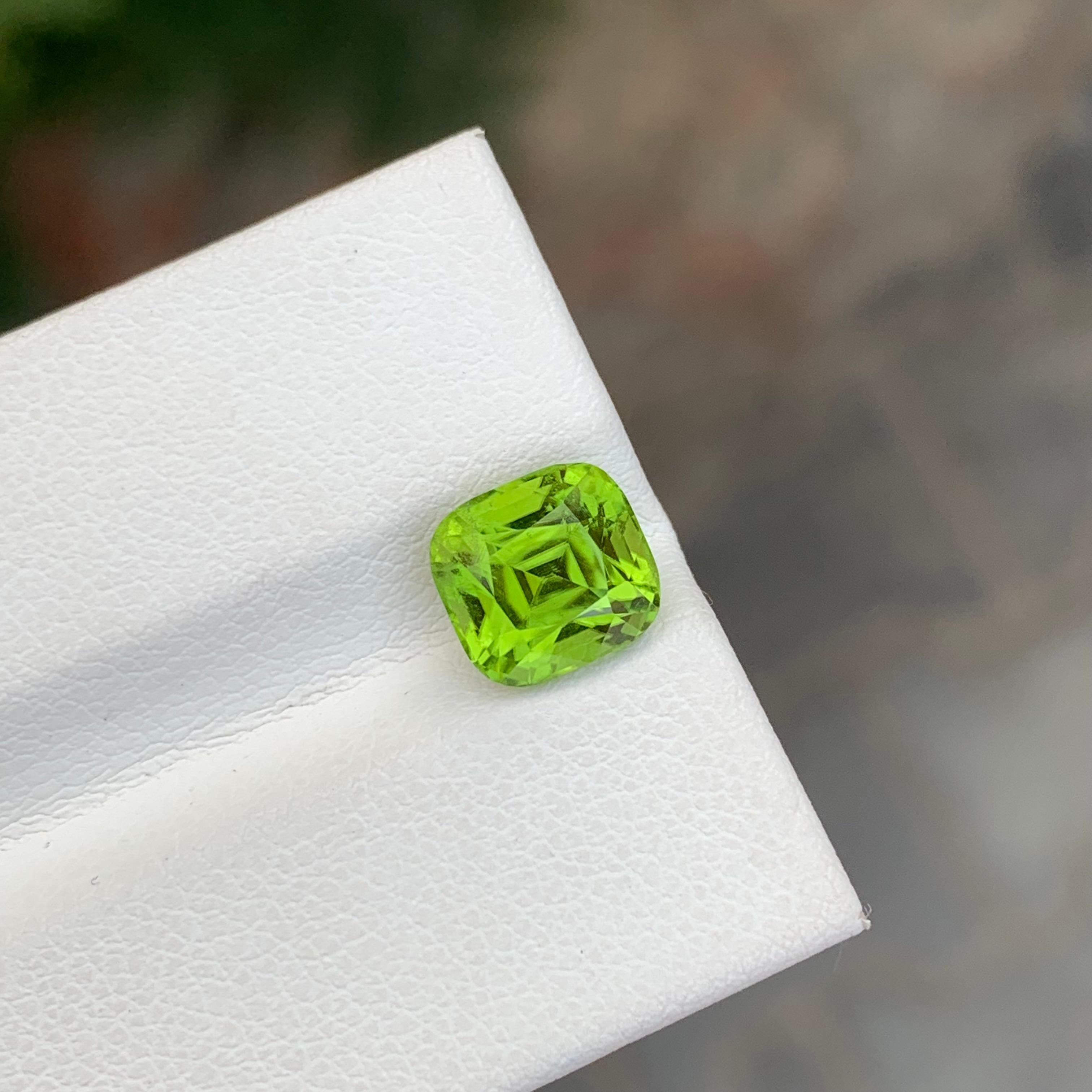 Gema suelta natural de 2,75 quilates de peridoto verde manzana en forma de cojín en venta 2