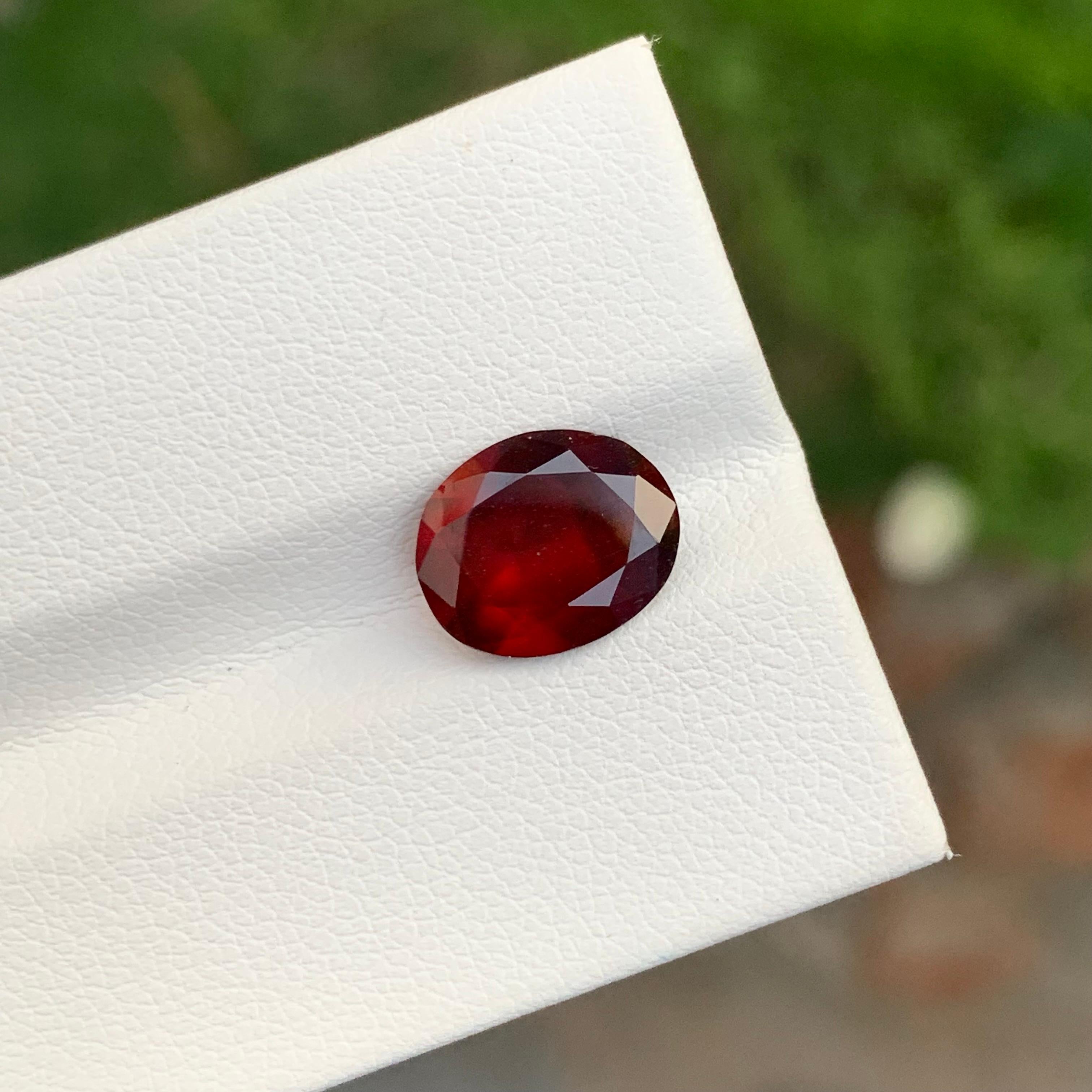 Taille ovale grenat hessonite fumé naturel non serti de 2,75 carats de forme ovale pour bijoux en vente