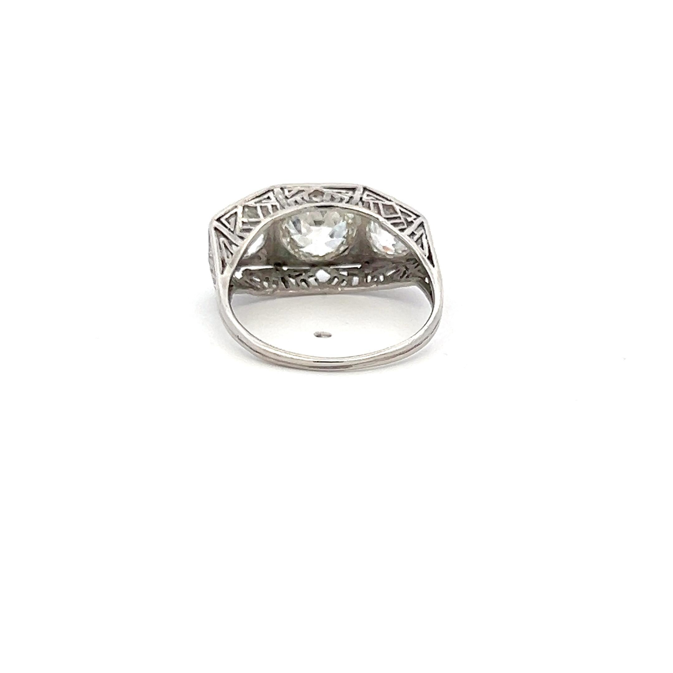 2.75 Carat Old European Cut J-K VS-VVS2 Diamond Platinum Three-Stone Ring In Good Condition For Sale In New York, NY