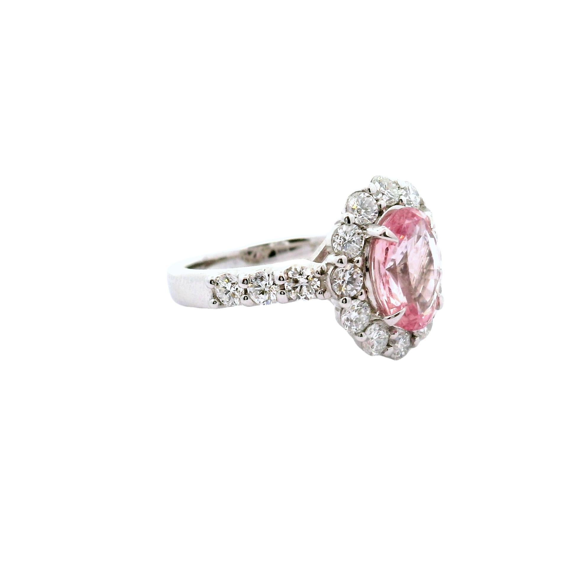 Ein zeitgenössischer, aus Platin gefertigter Modering mit einem ovalen Padparadscha-Saphir von 2,75 Karat. Der Saphir mit seiner bezaubernden und seltenen orangeroten Farbe wird von 1,50 Karat runden weißen Diamanten umrahmt. Die Diamanten heben den