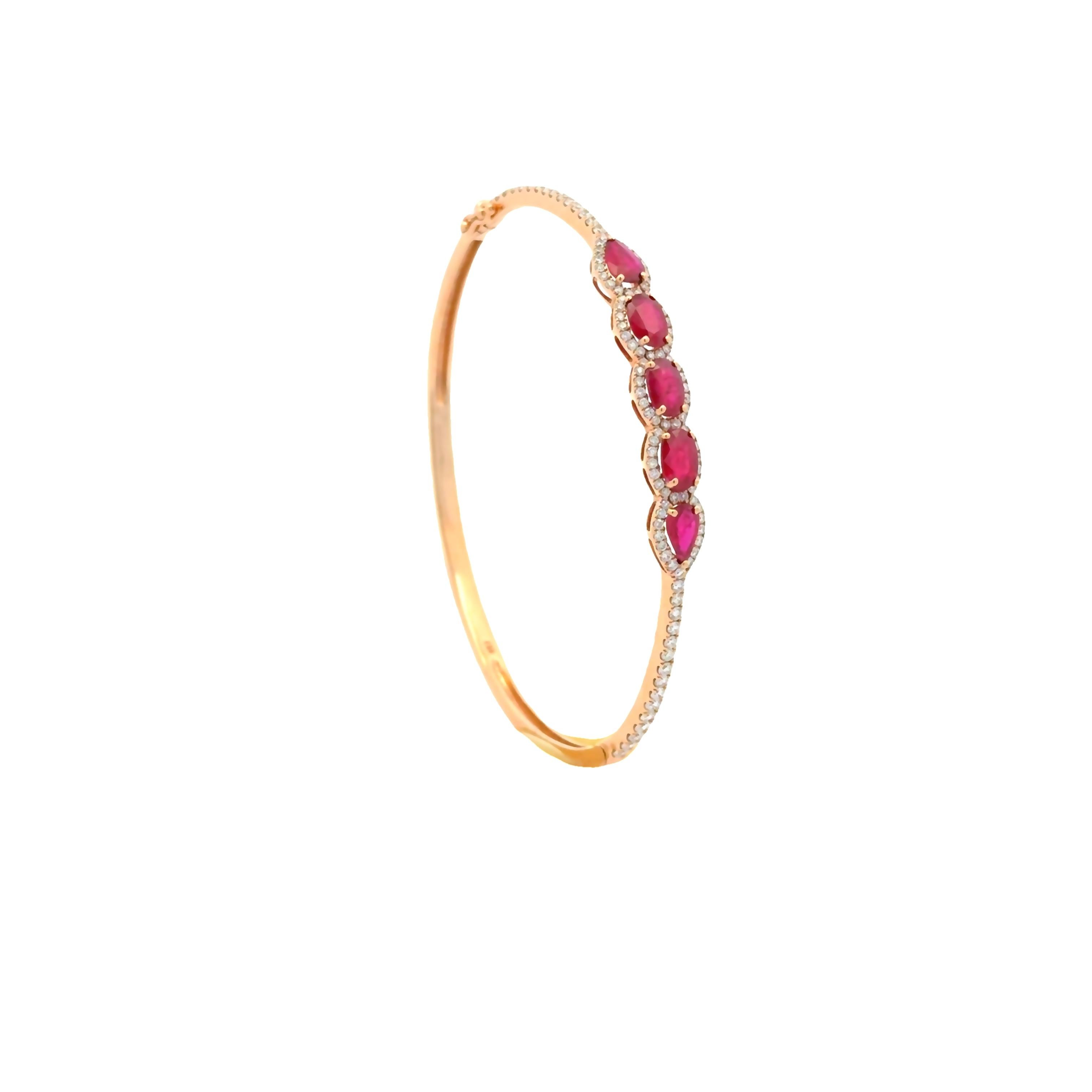 Bracciale bangle alla moda, con rubini ovali e a forma di pera per un peso totale di 2,75 carati. Accentuato da un'aureola condivisa di diamanti taglio rotondo per un peso totale di 0.80 carati. Finemente realizzato in oro rosa 18 carati. Perfetto
