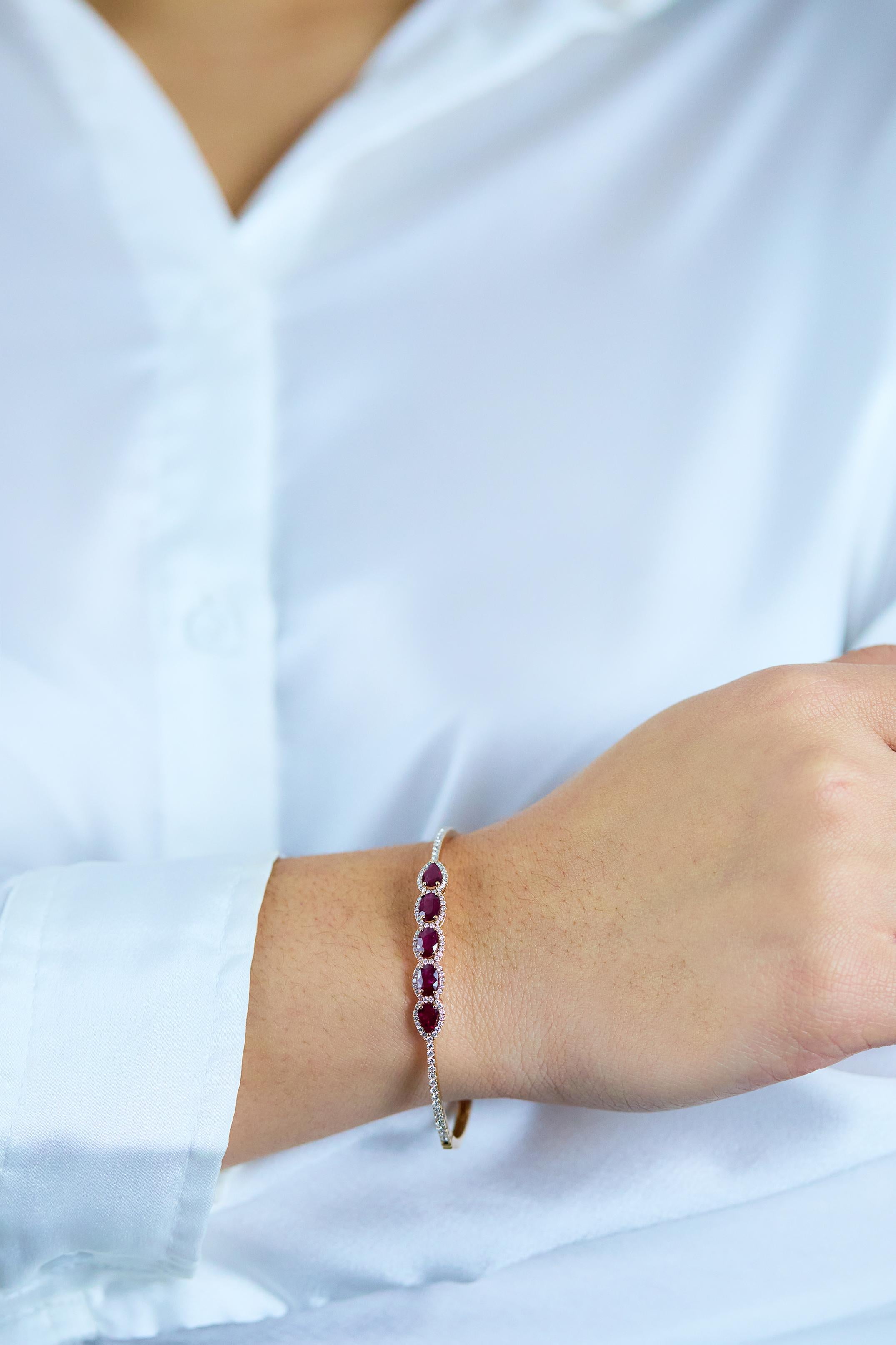 Contemporaneo Bracciale in oro rosa con rubini e diamanti a taglio misto da 2,75 carati in vendita