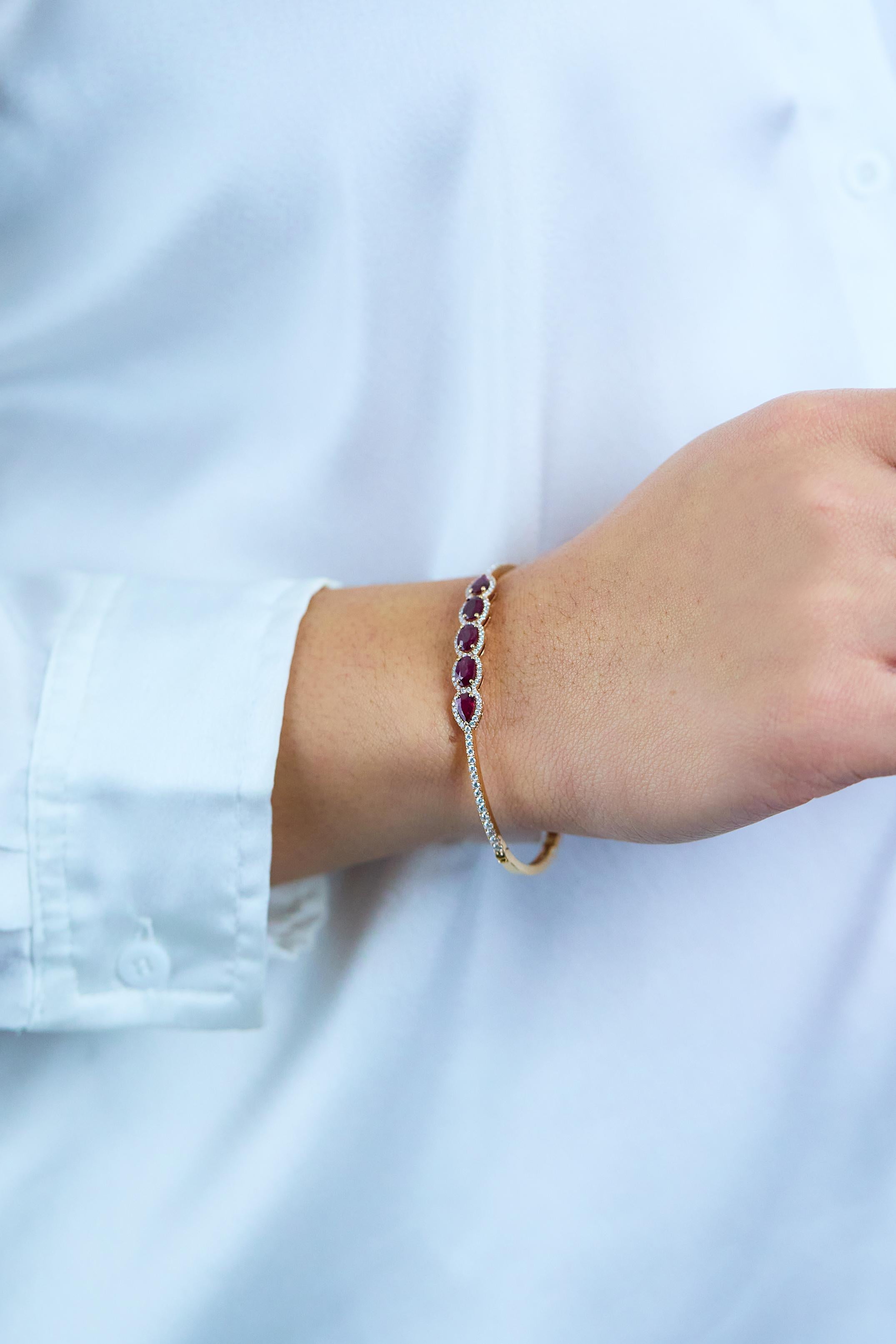 Taglio misto Bracciale in oro rosa con rubini e diamanti a taglio misto da 2,75 carati in vendita