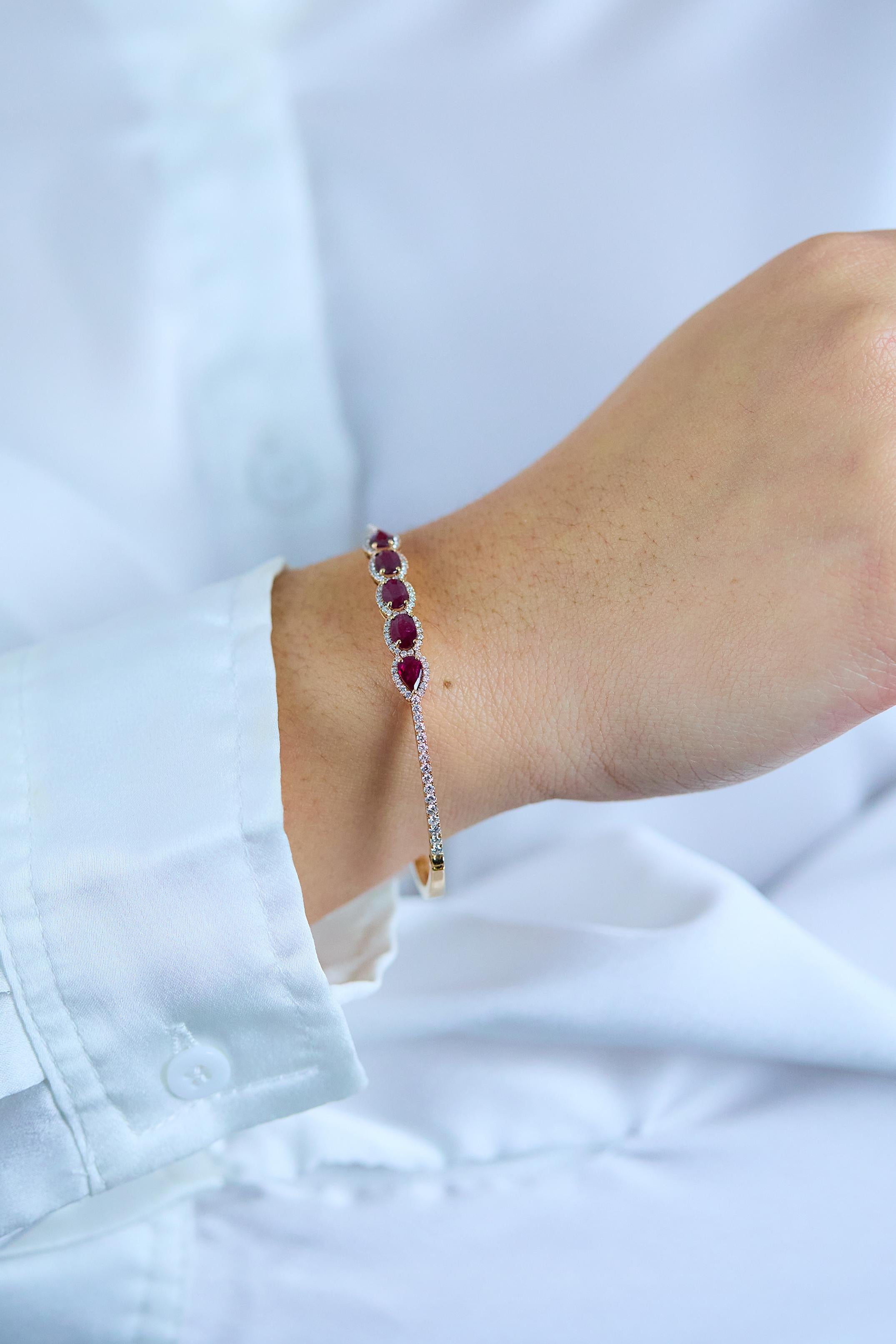 Bracciale in oro rosa con rubini e diamanti a taglio misto da 2,75 carati In condizioni Nuovo in vendita a New York, NY