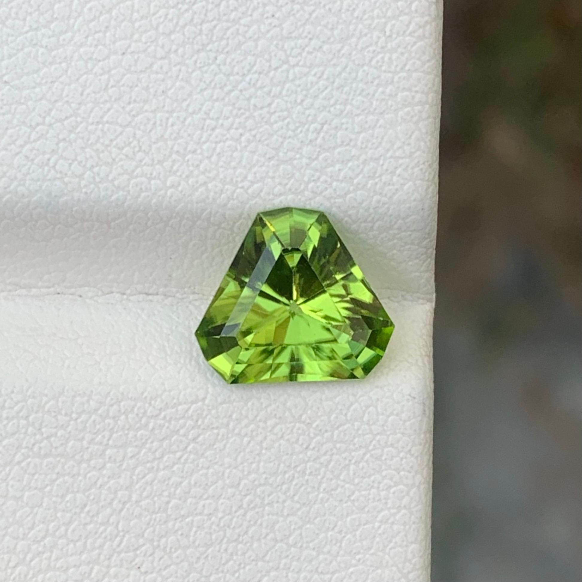 Arts and Crafts 2.75 Carats Natural Loose Peridot Trilliant Shape Gemstone For Sale