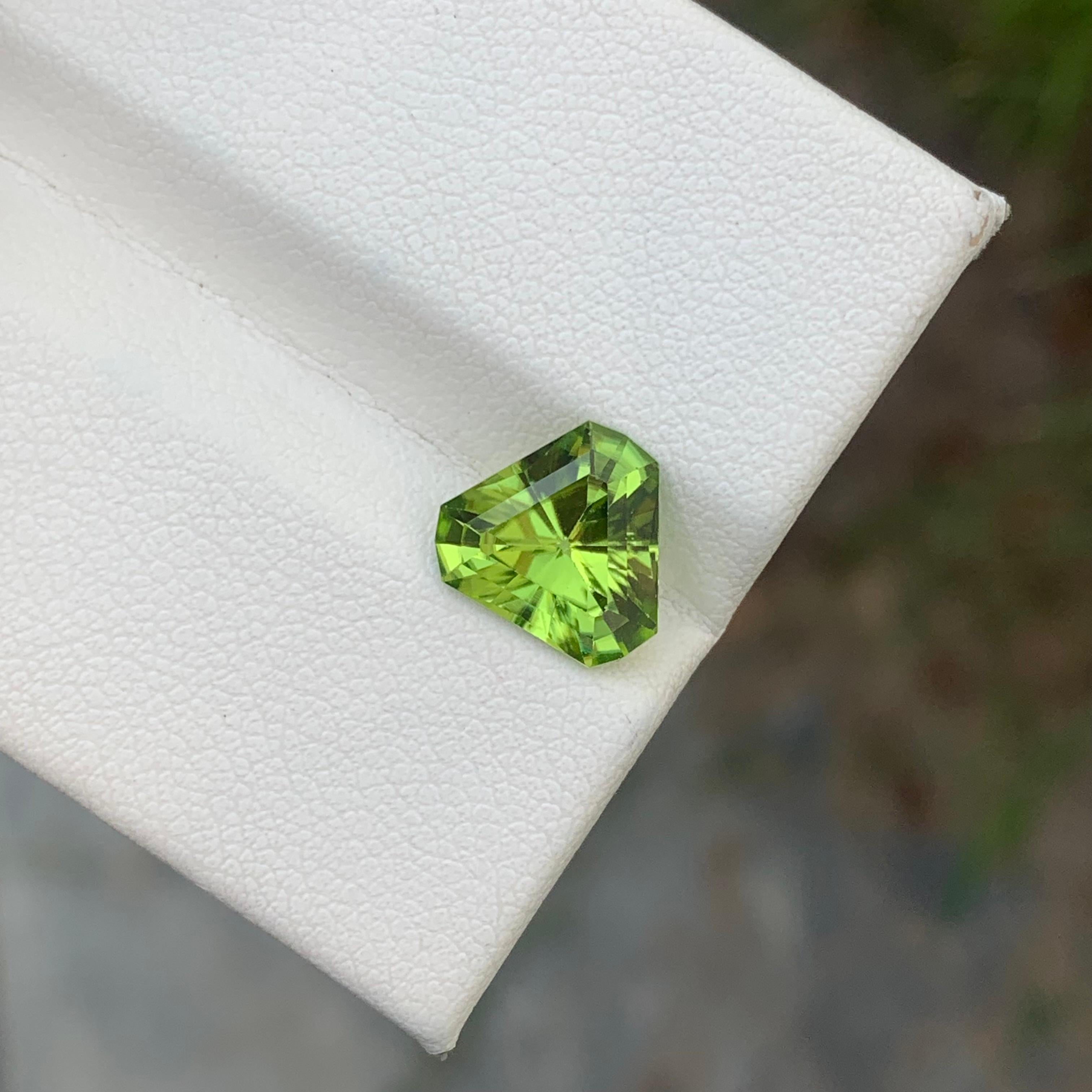 2.75 Carats Natural Loose Peridot Trilliant Shape Gemstone In New Condition For Sale In Peshawar, PK