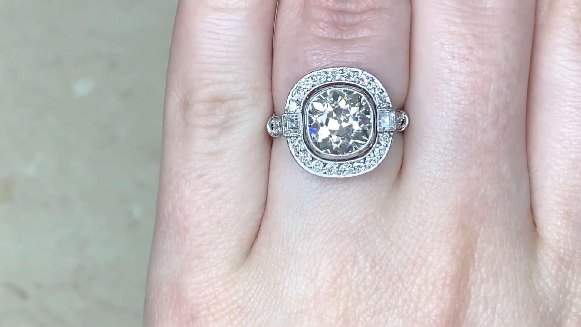Ein atemberaubender, von der Antike inspirierter Diamant-Halo-Verlobungsring mit einem exquisiten antiken Diamanten im Kissenschliff von 2,75 Karat. Der Mittelstein mit der Farbe K und der Reinheit VS1 ist in eine Lünette gefasst und von einem
