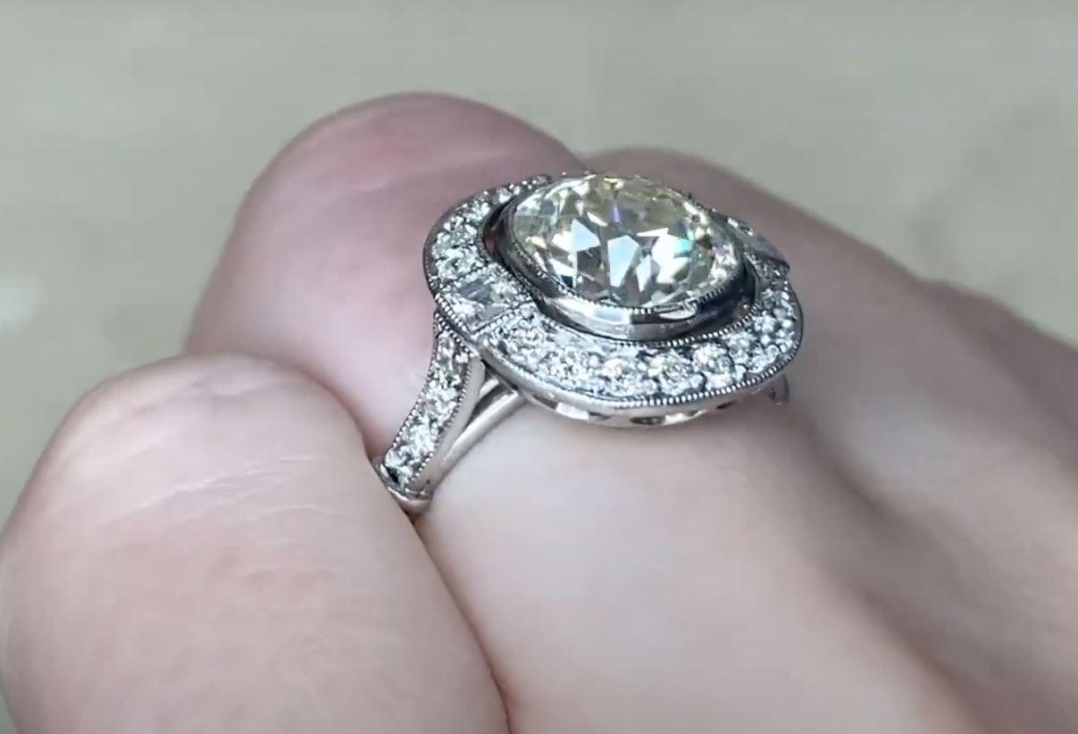 2.75 Ct Cushion-Cut Diamond Engagement Ring, VS1 Clarity, Diamond Halo, Platinum In Excellent Condition For Sale In New York, NY