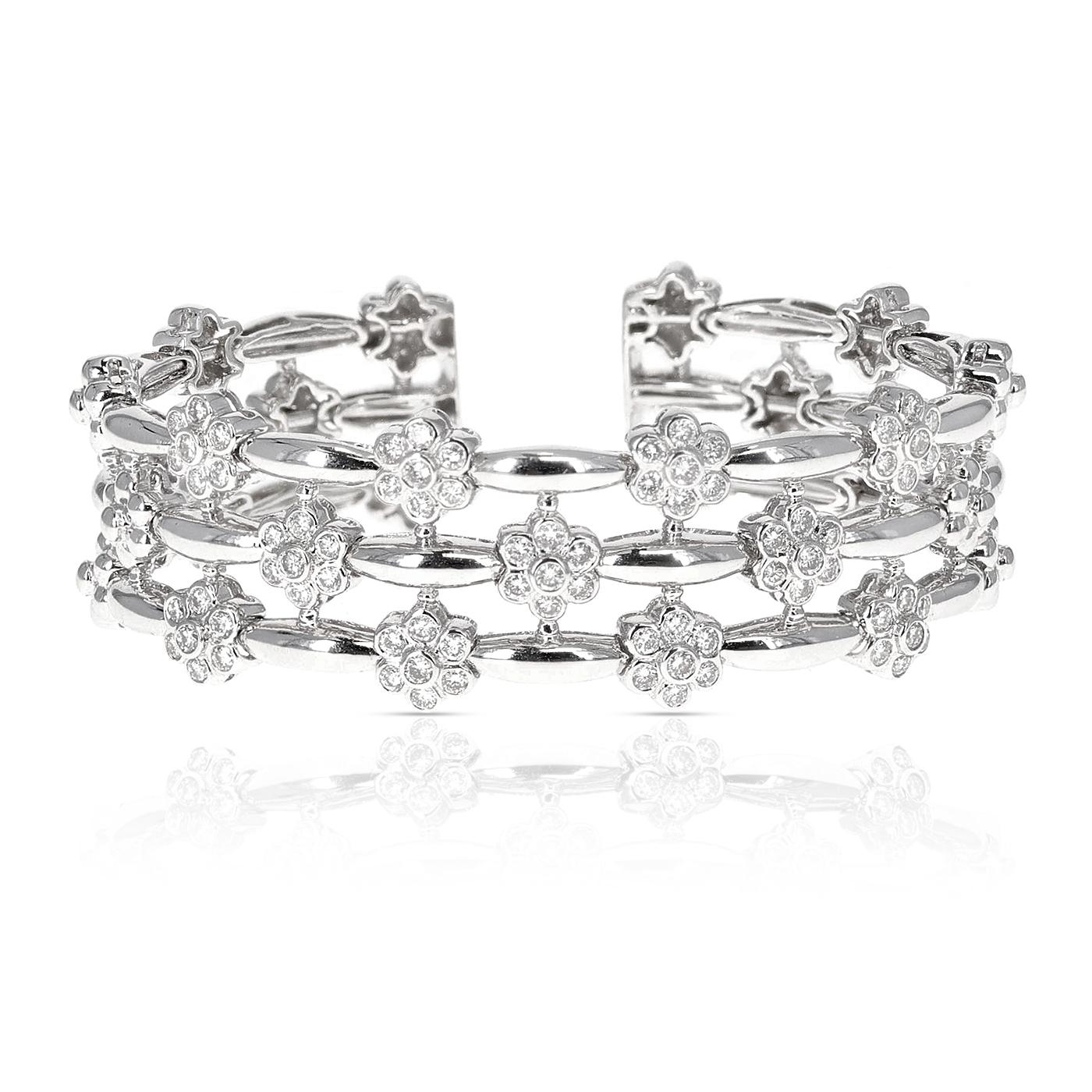 A 2.75 ct. Diamond Floral Expandable Bangle Cuff made in 18 Karat White Gold. The total weight of the bangle is 57.60 grams. The wrist size is 7 inches. 
 