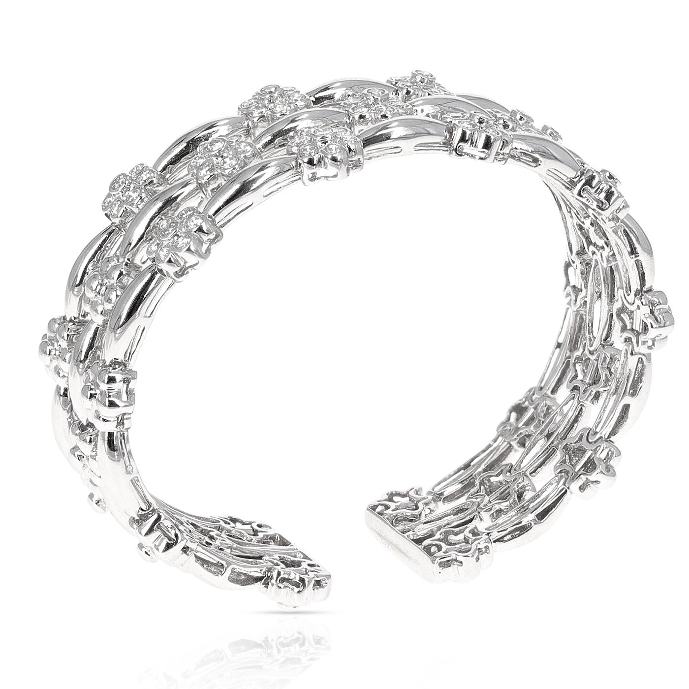 2.75 Ct Diamond Floral Expandable Bangle Cuff, 18 Karat White Gold In Excellent Condition For Sale In New York, NY