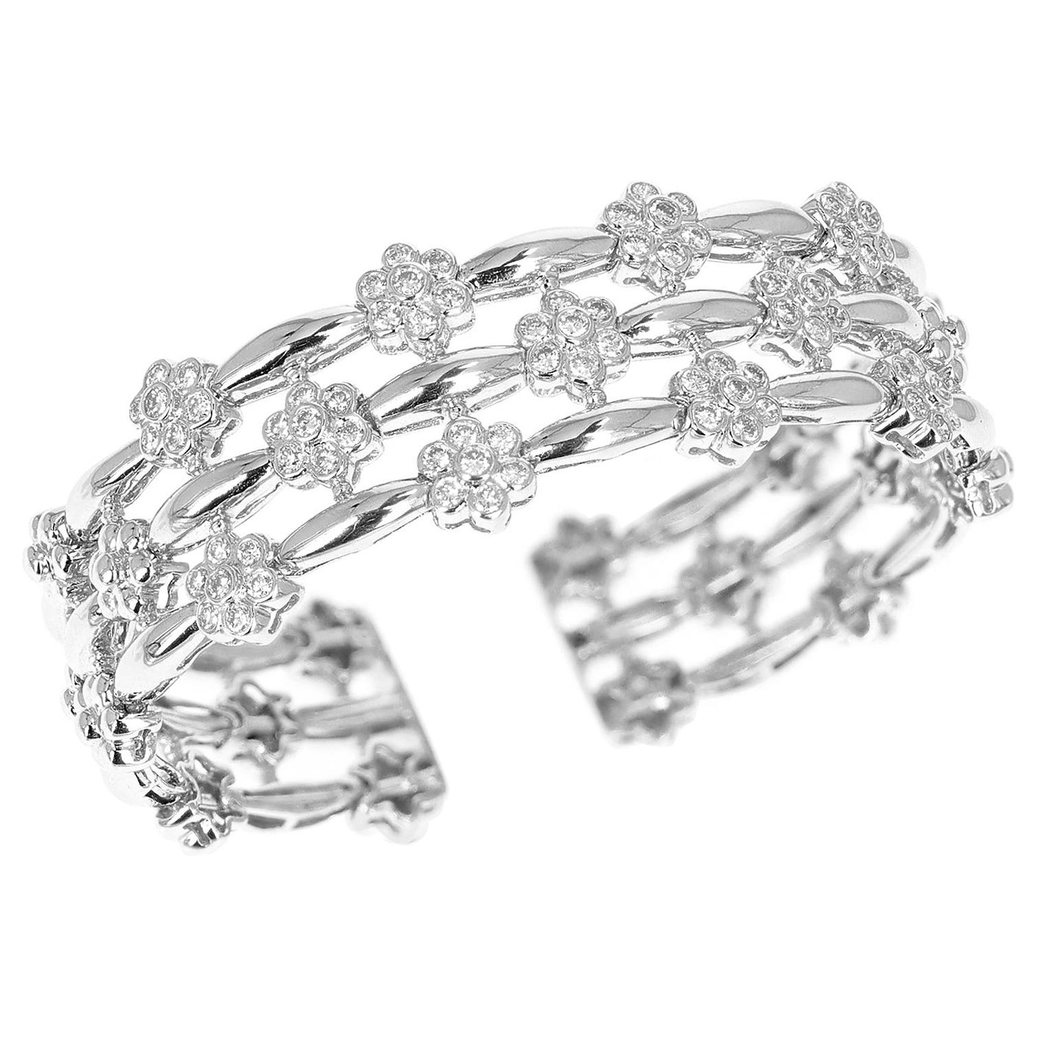 Bracelet jonc extensible à fleurs en or blanc 18 carats et diamants de 2,75 carats en vente