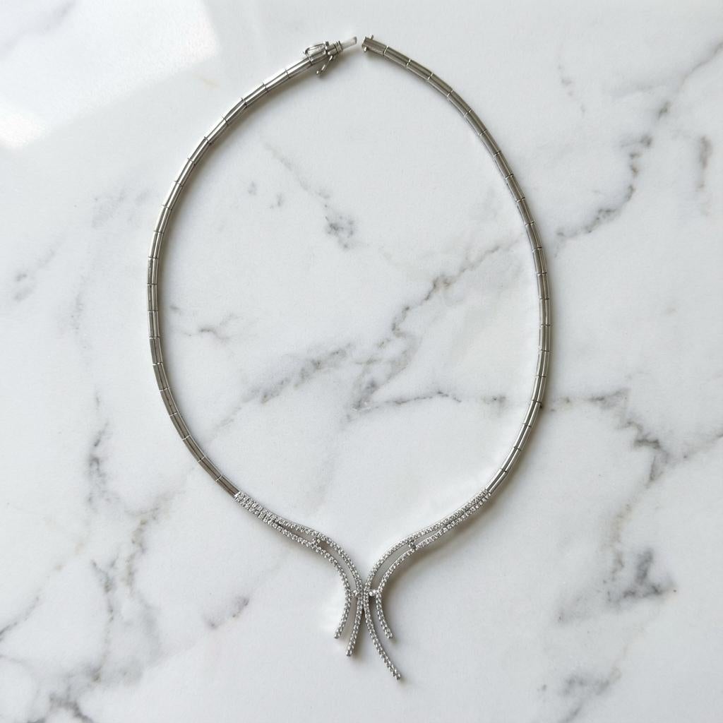 Eine raffinierte Halskette im Lariat-Stil aus 14 Karat Weißgold, besetzt mit ca. 2,75 Karat natürlichen Diamanten im Rundschliff. 

Die Halskette zeichnet sich durch ein flexibles Design aus, das elegant drapiert ist und subtile Bewegungen und