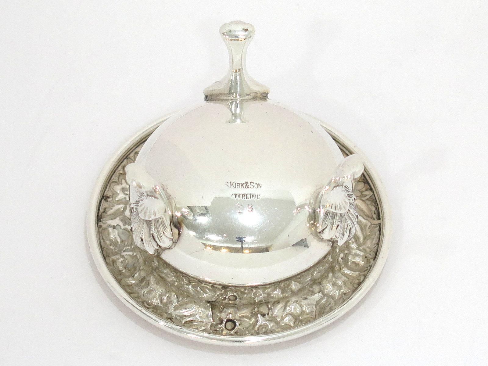 Sterling Silver S. Kirk & Son Antique Floral Repousse Footed Salt Cellar In Good Condition For Sale In Brooklyn, NY