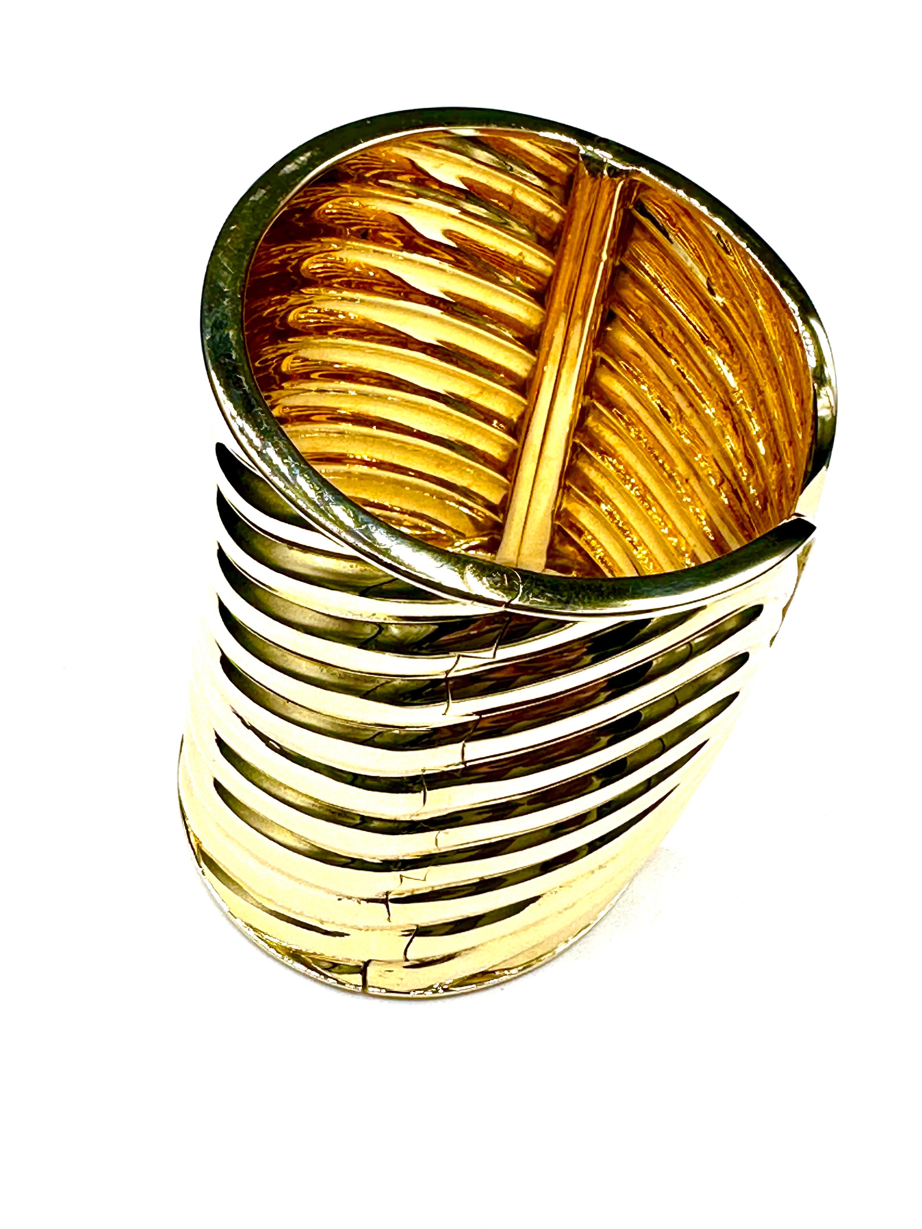 Bracelet manchette large en or jaune 18 carats à motif côtelé  en vente 1