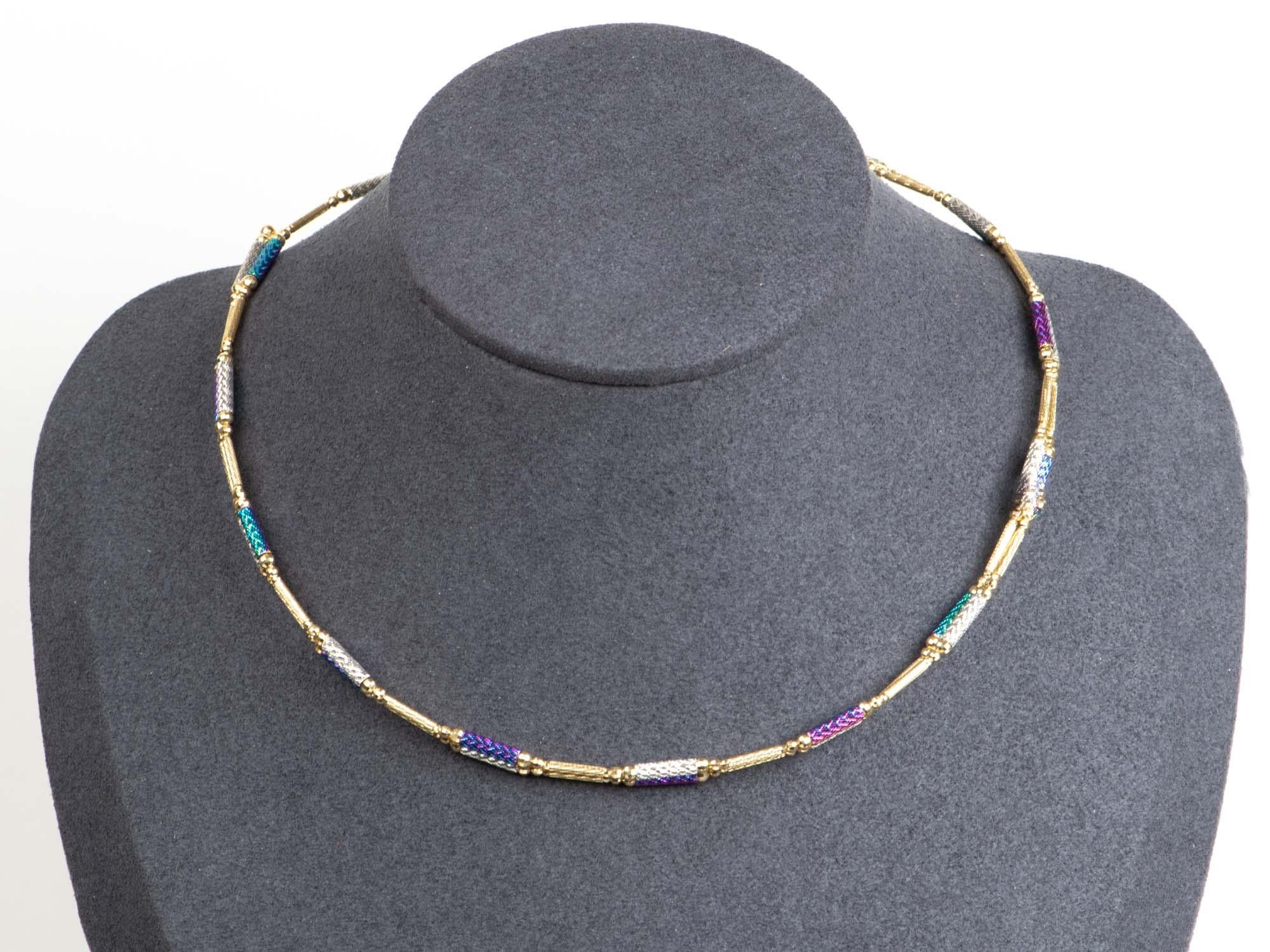♥ Se trata de un collar y una pulsera magnéticos convertibles de oro de 18 quilates, en una mezcla de eslabones de oro amarillo y blanco, y algunos eslabones con un exclusivo color arco iris púrpura azulado nanoplateado
♥ ¡Añade un toque de color
