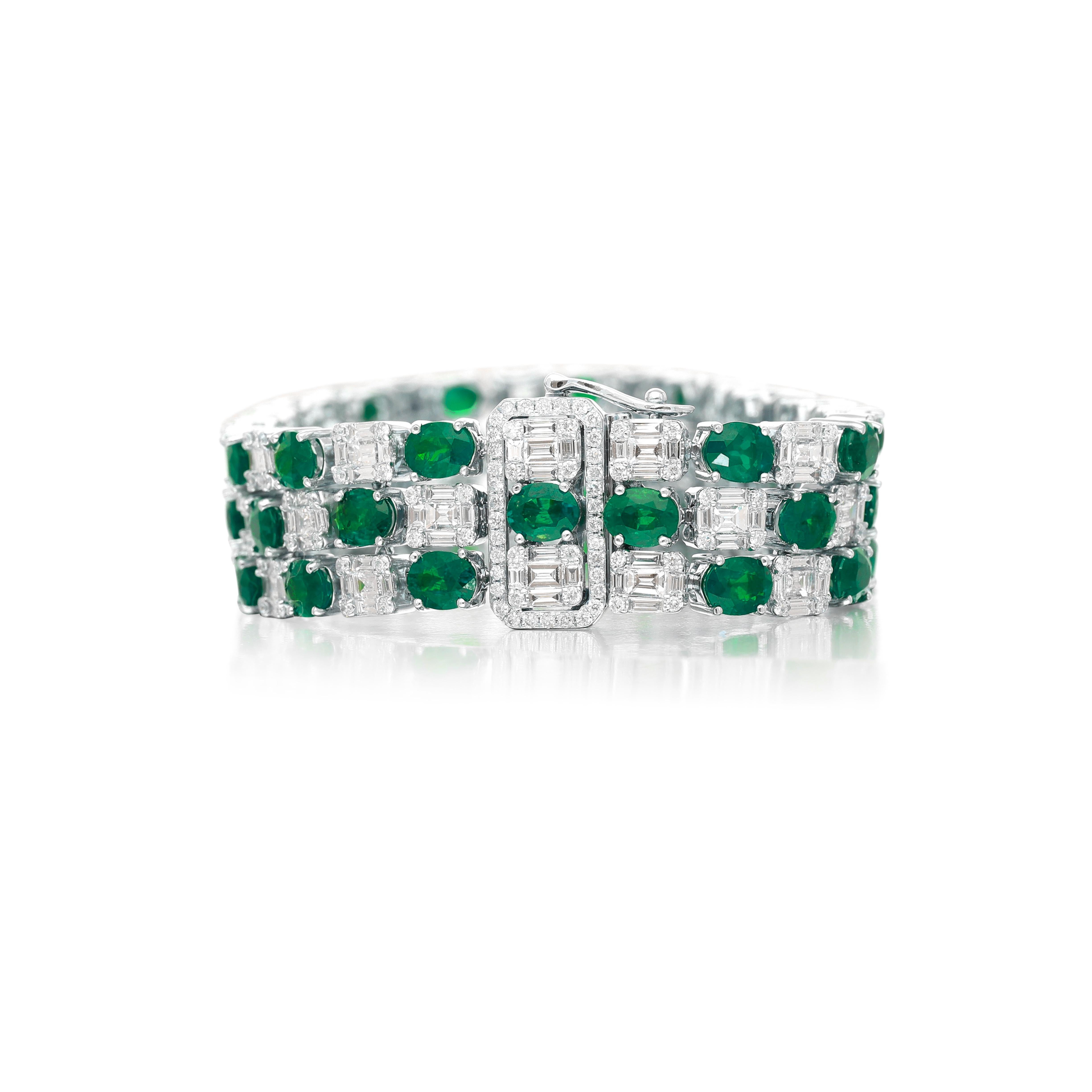 Contemporary 27.50 Carat Green Emerald Diamond Intricated Bracelet For Sale