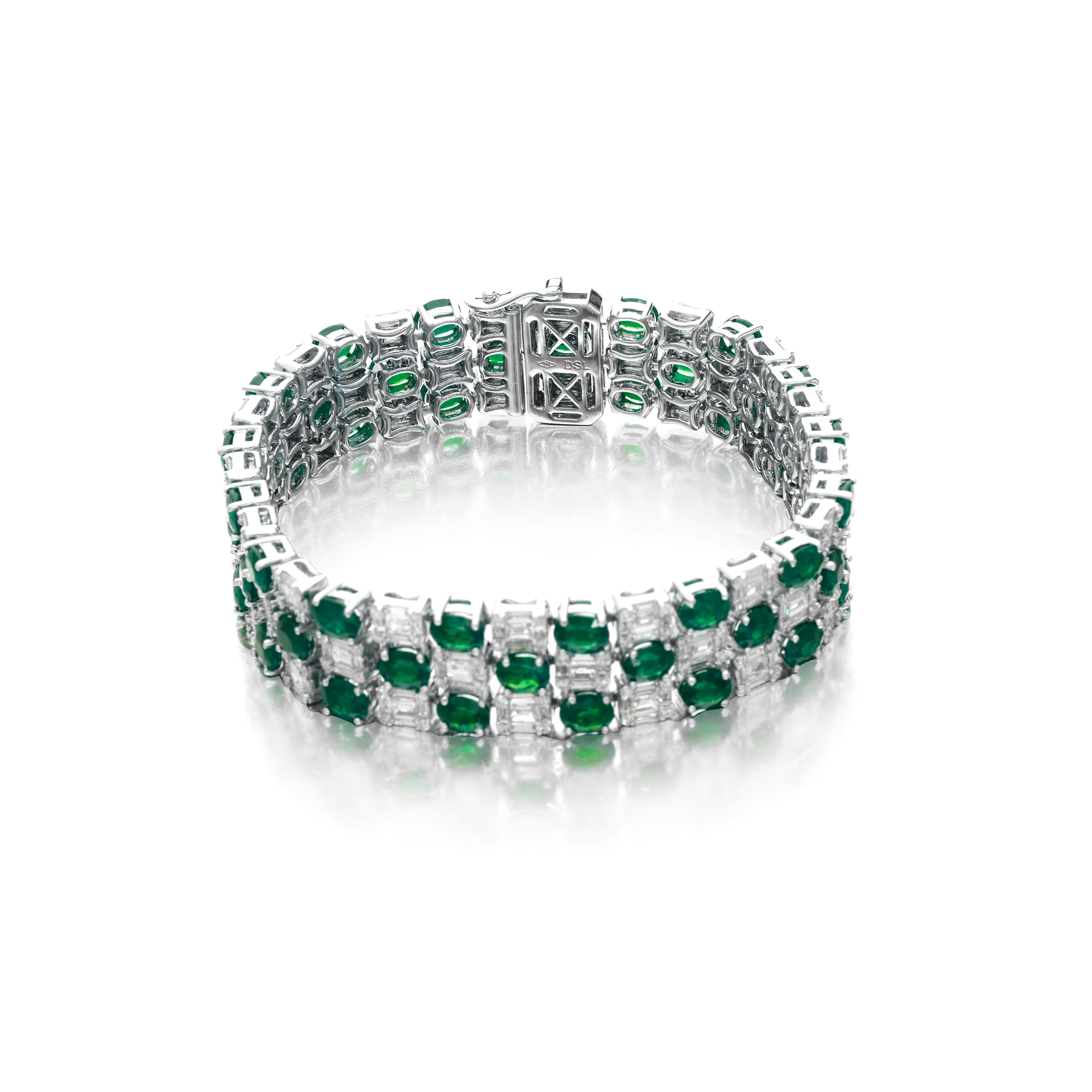 Round Cut 27.50 Carat Green Emerald Diamond Intricated Bracelet For Sale