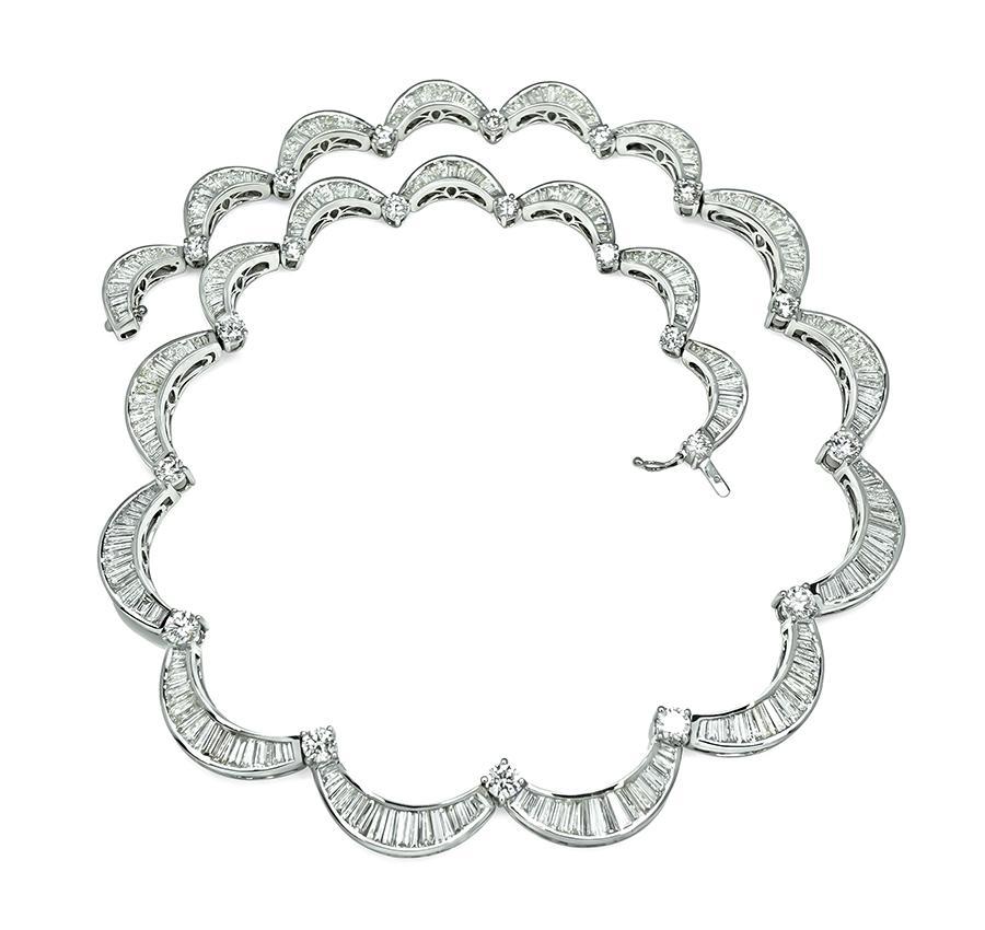 Questa è una splendida collana girocollo in oro bianco 18 carati. La collana è incastonata con scintillanti diamanti a taglio baguette e rotondo che pesano circa 27,50ct. Il colore di questi diamanti è F-G con purezza VS. La collana misura 15,5