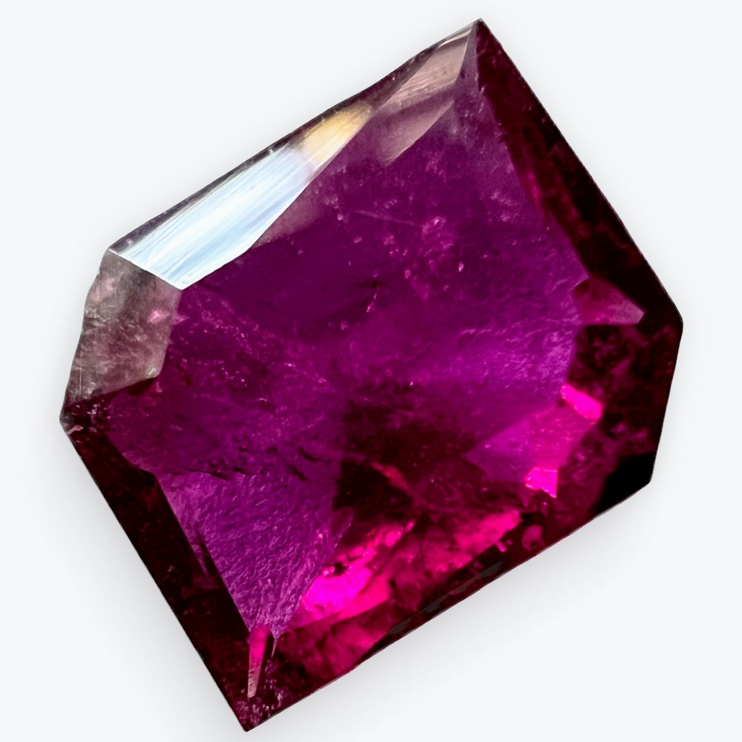 Tourmaline rubellite rouge rosé 2,75 carats personnalisée  Pierre précieuse Unisexe en vente