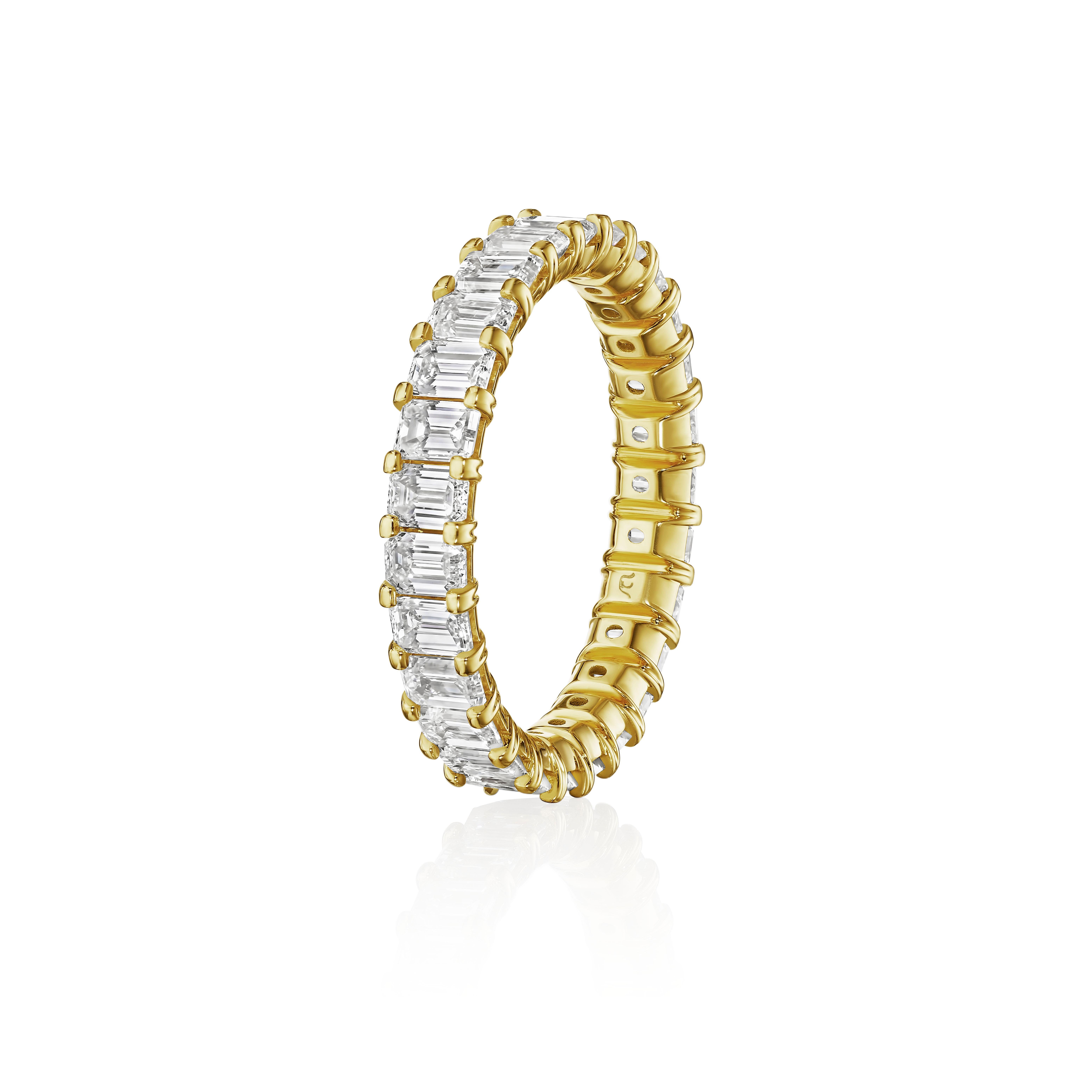 2.75ct Diamond Emerald Cut Eternity Band in 18KT Yellow Gold In New Condition For Sale In New York, NY