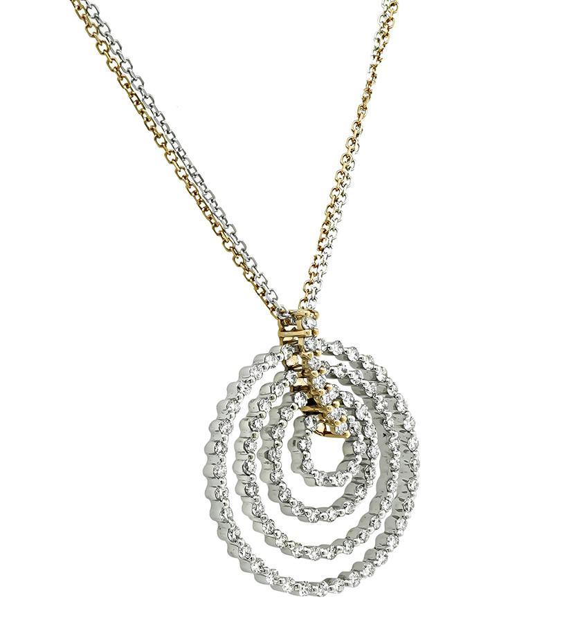 Questa è un'elegante collana con ciondolo in oro rosa e bianco a 18 carati. Il pendente è incastonato con scintillanti diamanti a taglio rotondo del peso di circa 2.75ct. Il colore di questi diamanti è I con purezza VS. Il ciondolo misura 34 mm per