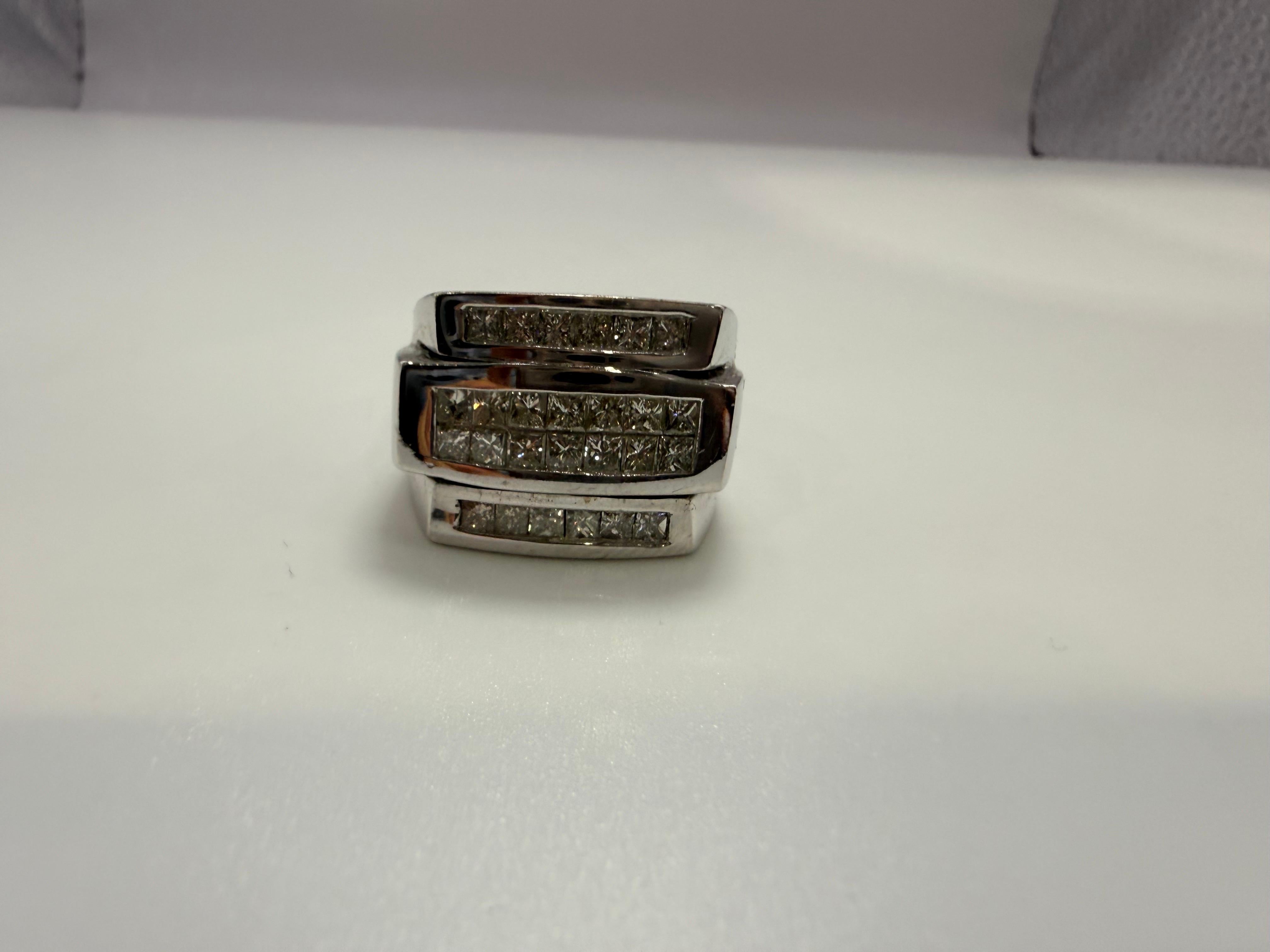 Moderno anello da uomo con diamante realizzato in oro bianco 14KT con diamanti naturali quadrati. I diamanti hanno un totale di 2,75 carati con purezza VS-SI e colore G-H. Realizzato in taglia 8 e può essere richiuso.

**Tutti gli oggetti lasciano