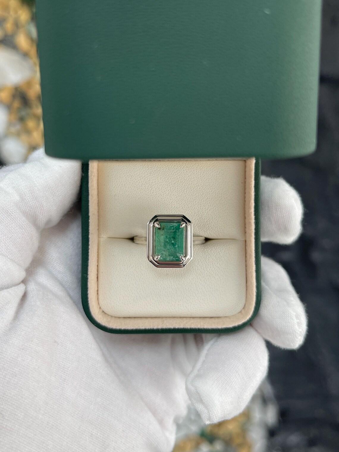 2,75 Karat natürlicher Smaragd Solitär Ring Hellgrüner Smaragdschliff Stein im Smaragdschliff (Viktorianisch) im Angebot