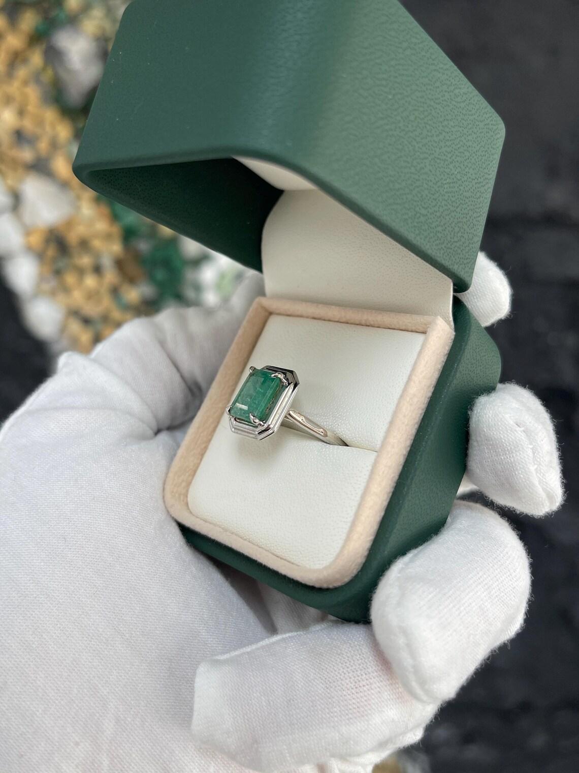 2,75 Karat natürlicher Smaragd Solitär Ring Hellgrüner Smaragdschliff Stein im Smaragdschliff Damen im Angebot