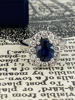 Anillo de zafiro natural y diamantes de 2,75 ct en oro blanco de 18 quilates. Valorado en 10950 dólares.