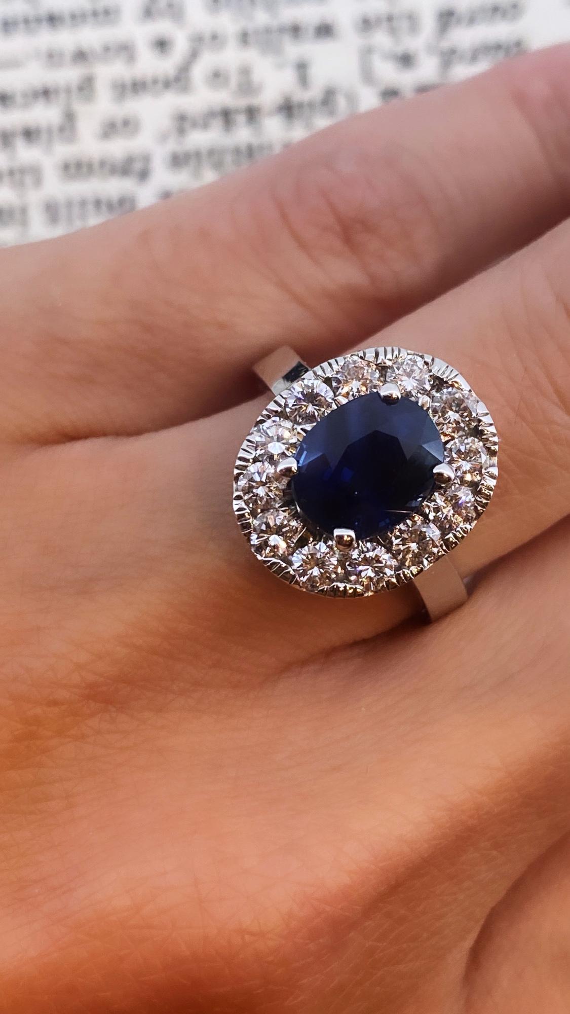 2.75ct Natural Sapphire & Diamond Ring in 18K White Gold. Valued at $10950. In Excellent Condition For Sale In MELBOURNE, AU