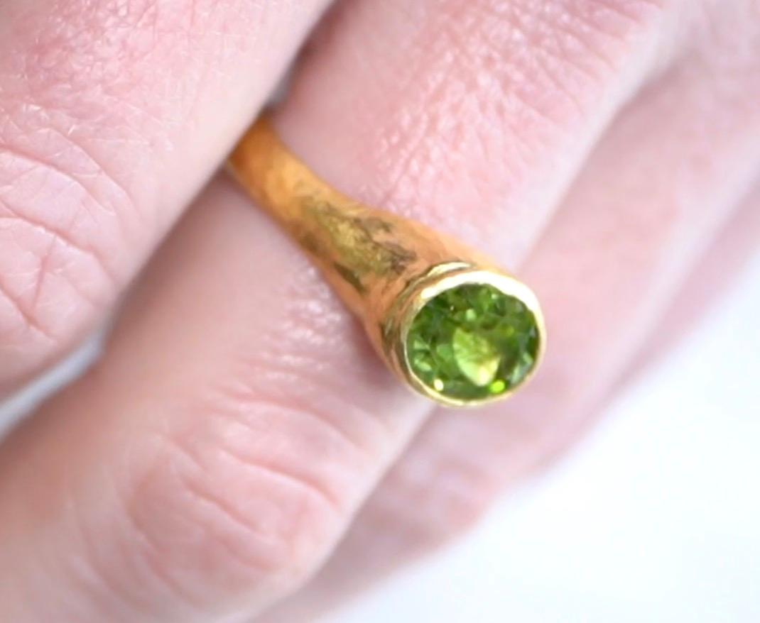 Contemporary 2.75ct Oval Peridot Ring with 24kt and Silver For Sale