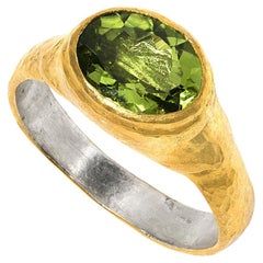 Anello con peridoto ovale da 2,75ct, 24kt e argento