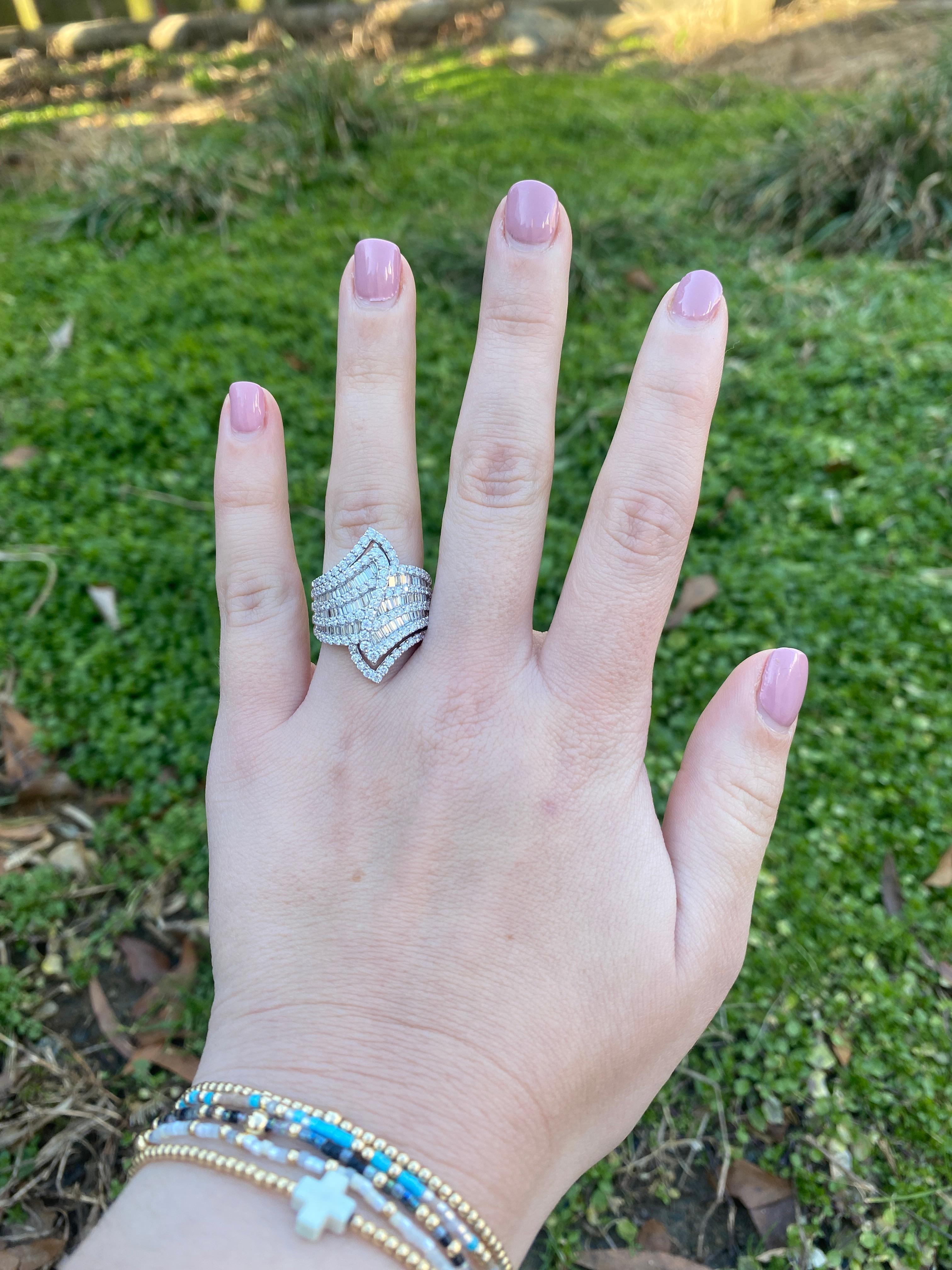 2.75ctw Diamond Large Statement Ring, 18k White Gold, Ring Size 7 For Sale 1