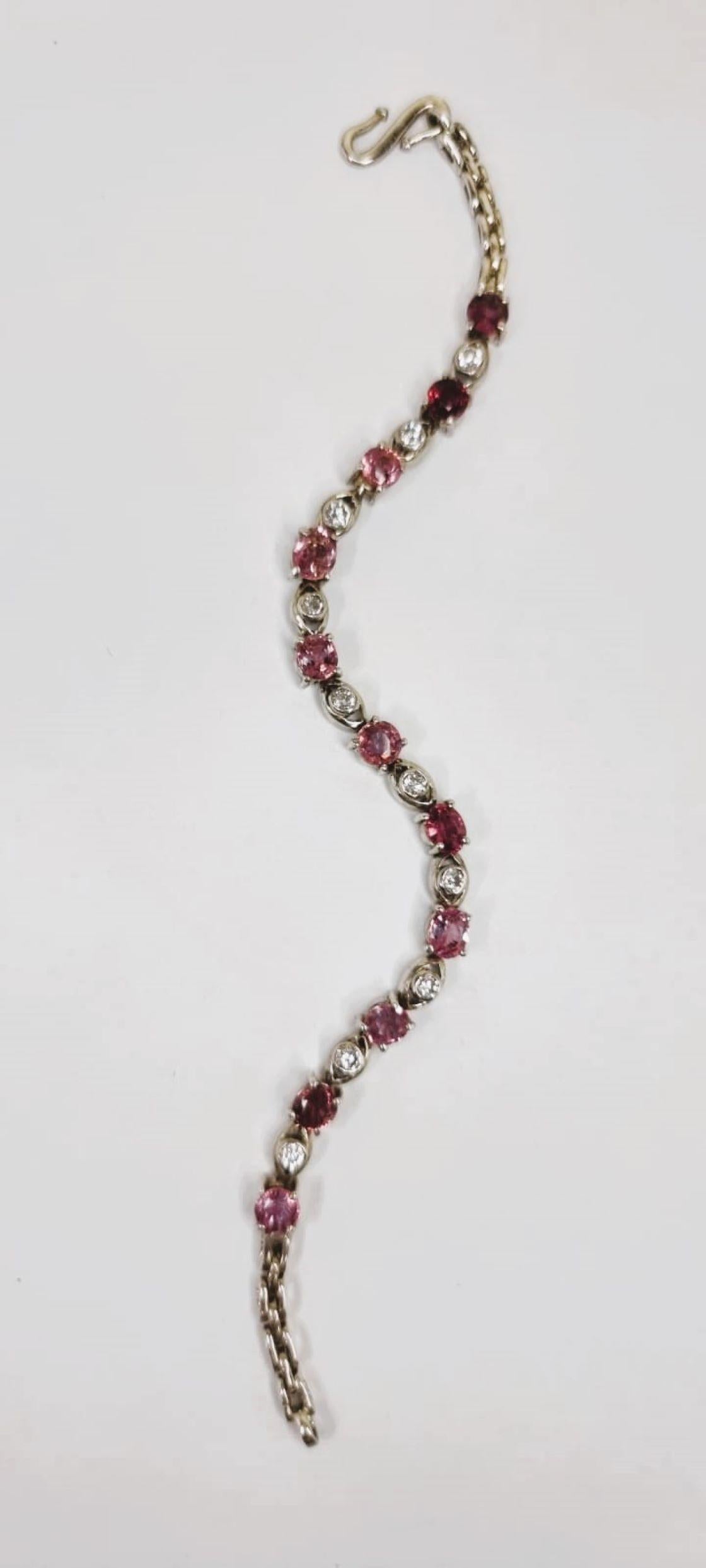 Ti presentiamo il nostro Bracciale Tennis Radiant 2.75ctw Pink Tourmaline, un'abbagliante fusione di radiose gemme di tormalina e scintillanti zirconi.

Dettagli del braccialetto:
- Gemma principale: Tormalina rosa
- Peso in carati: 11x .25
-Taglio: