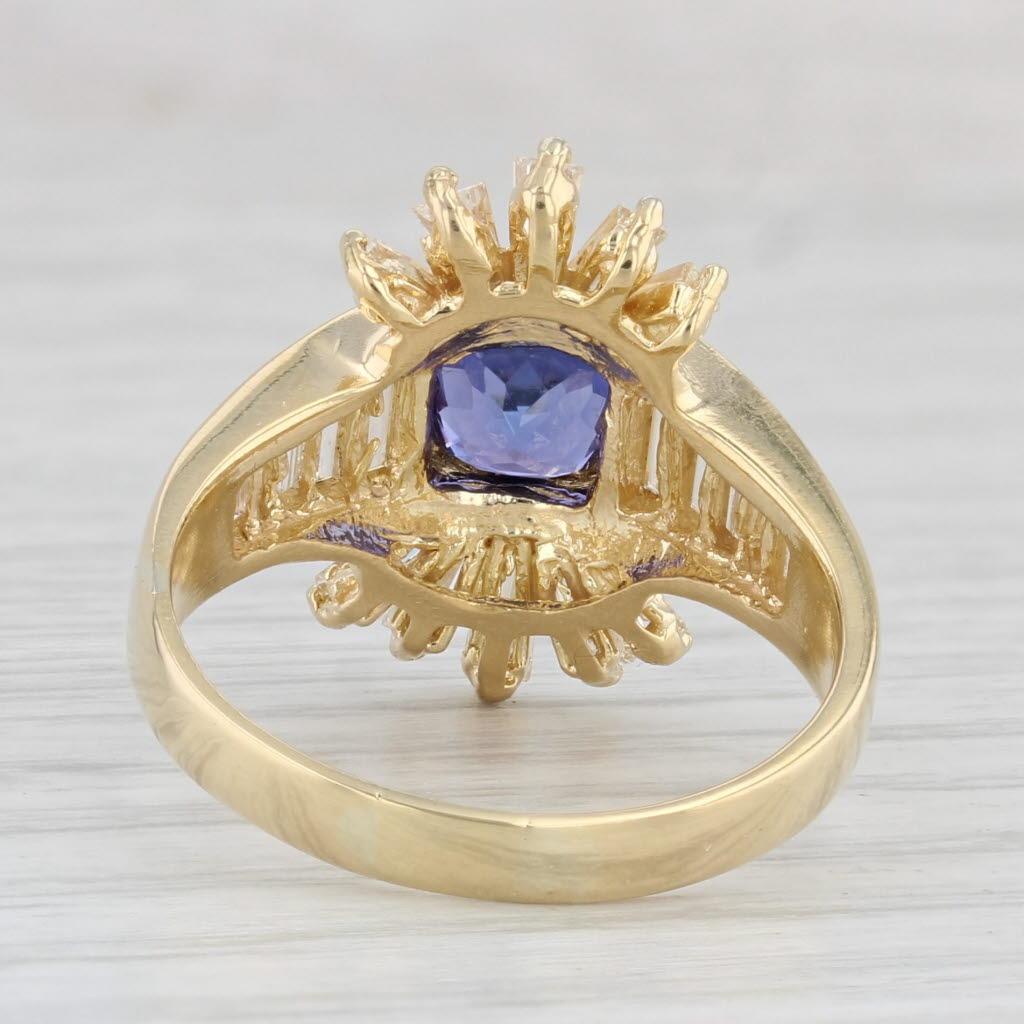 Taglio cuscino Anello con diamante tanzanite da 2,75 carati in oro giallo 18 carati, misura 8,75 Cocktail in vendita