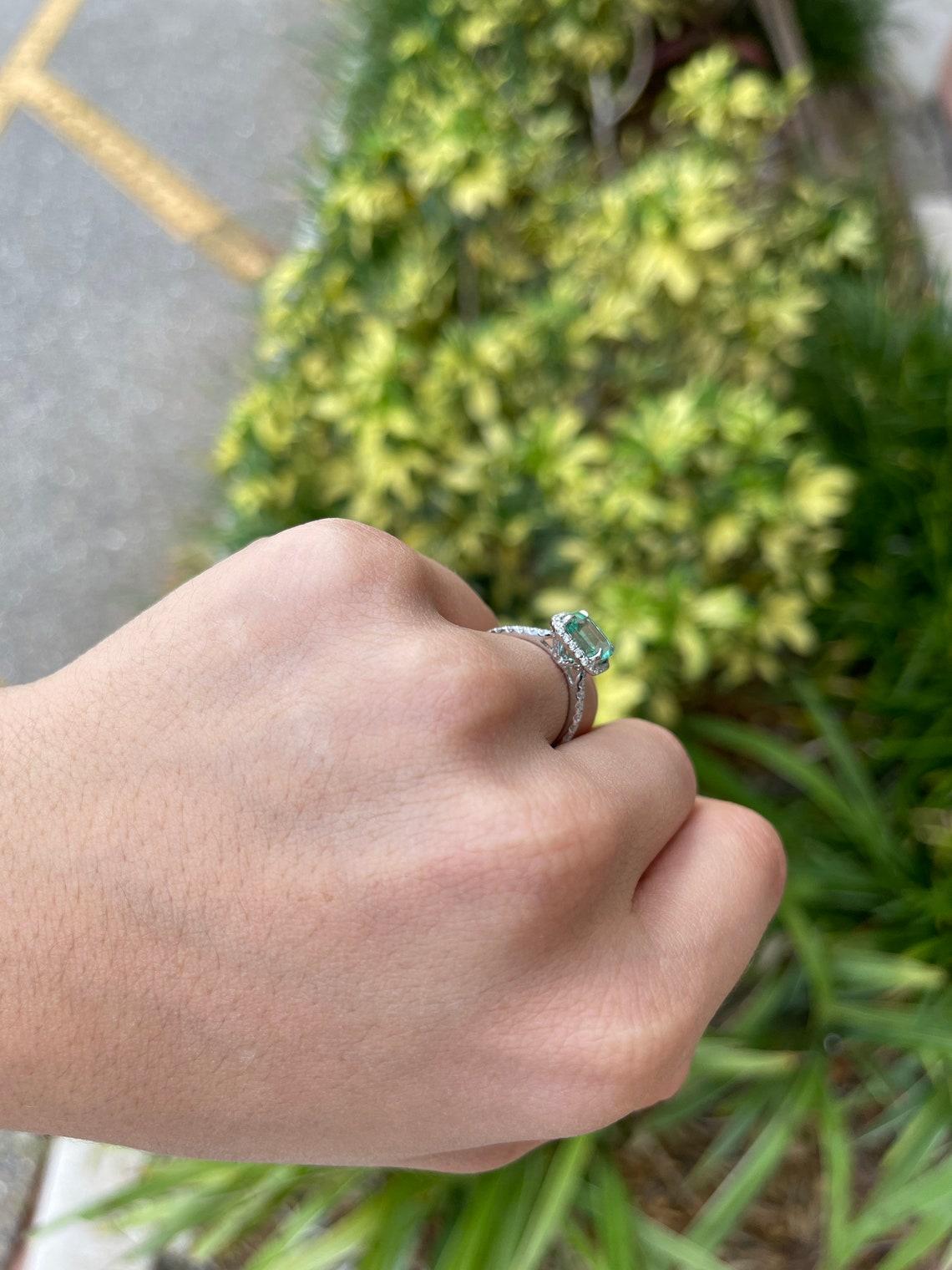 2.75tcw 18K Emerald & Diamond Halo Ring In New Condition For Sale In Jupiter, FL