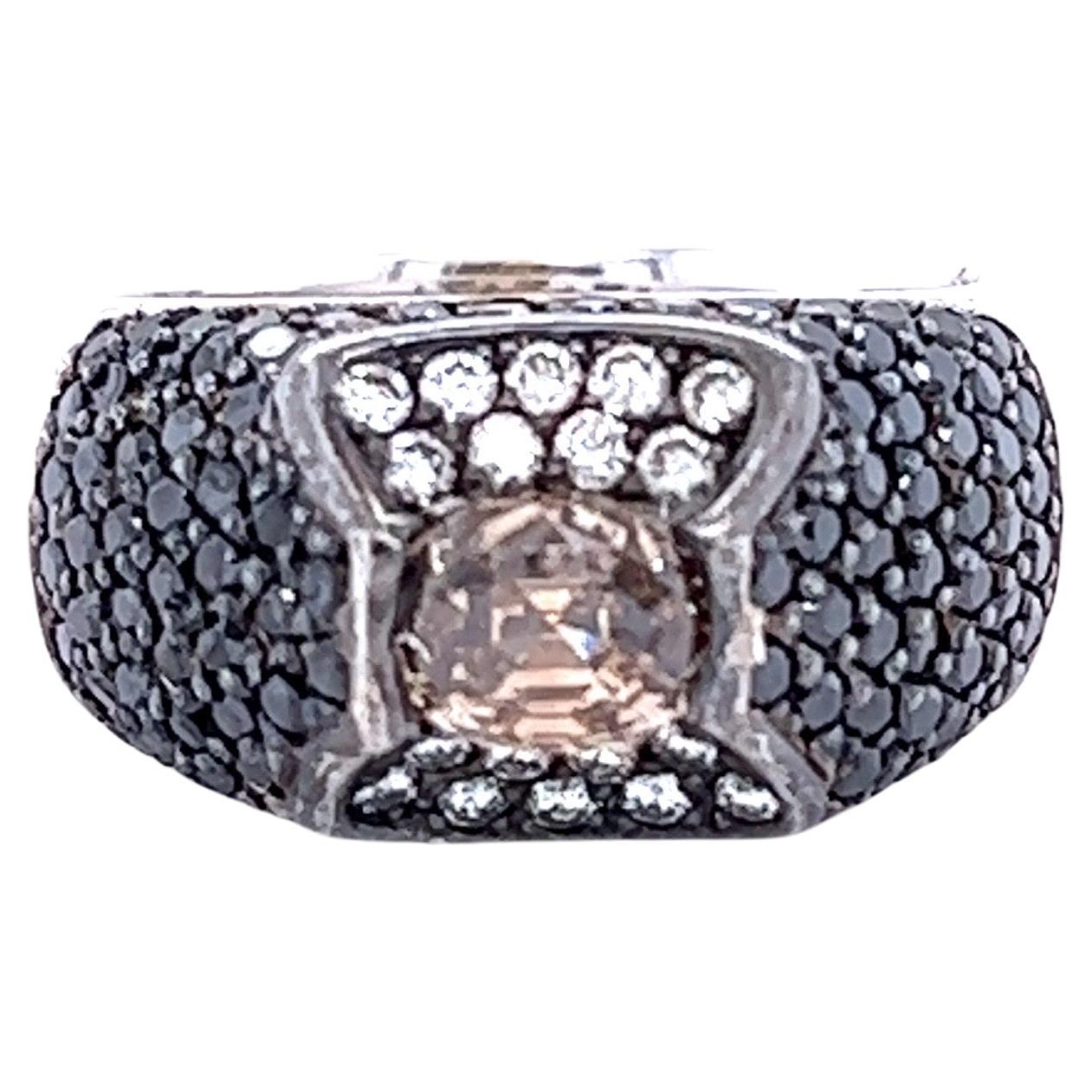 Bague cocktail en or blanc avec diamants noirs et champagne de 2,76 carats