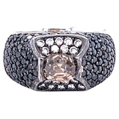 Bague cocktail en or blanc avec diamants noirs et champagne de 2,76 carats