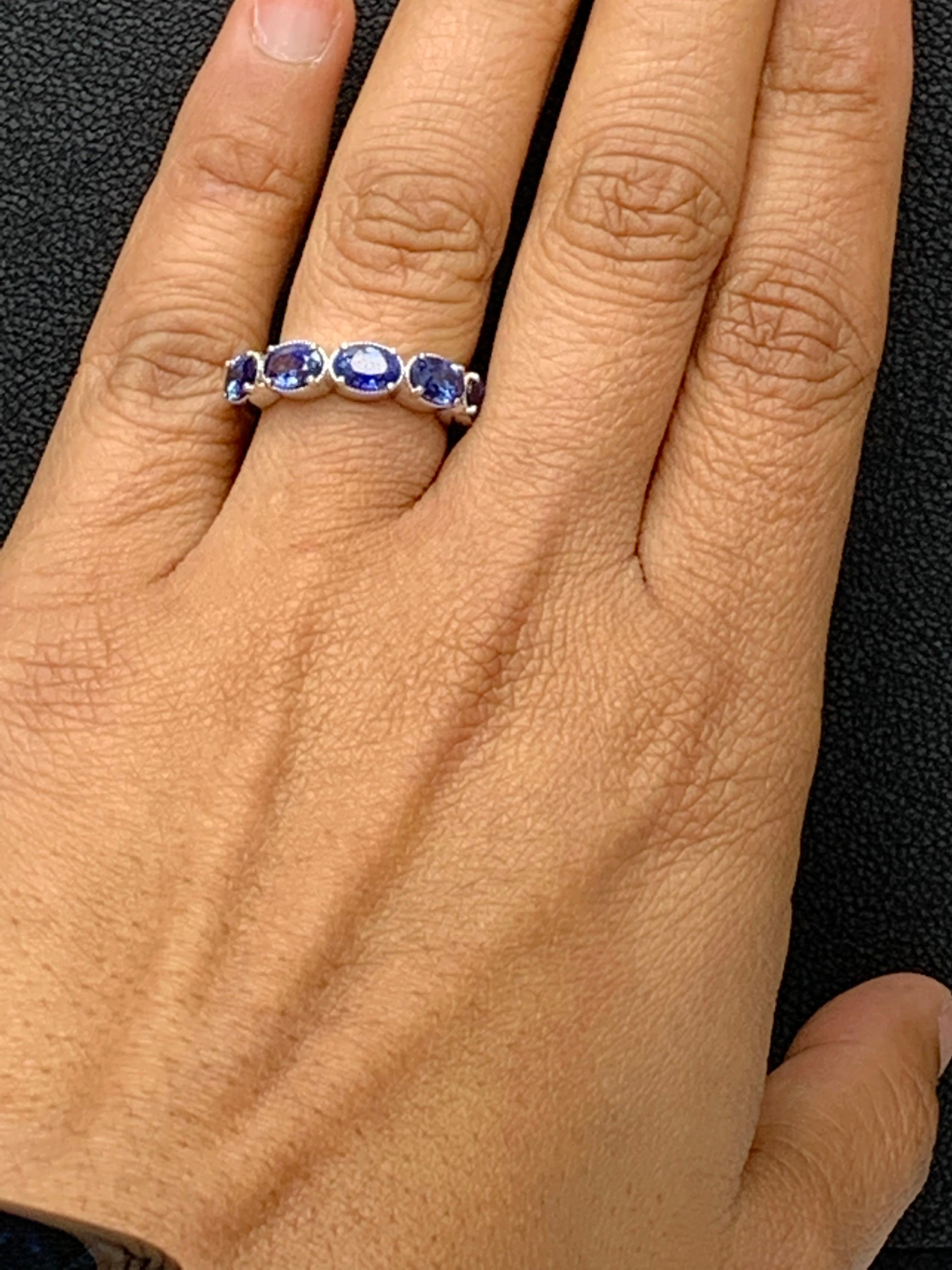 2,76 Karat Blauer Saphir und Diamant-Ehering aus 14 Karat Weißgold mit 5 Steinen (Ovalschliff) im Angebot