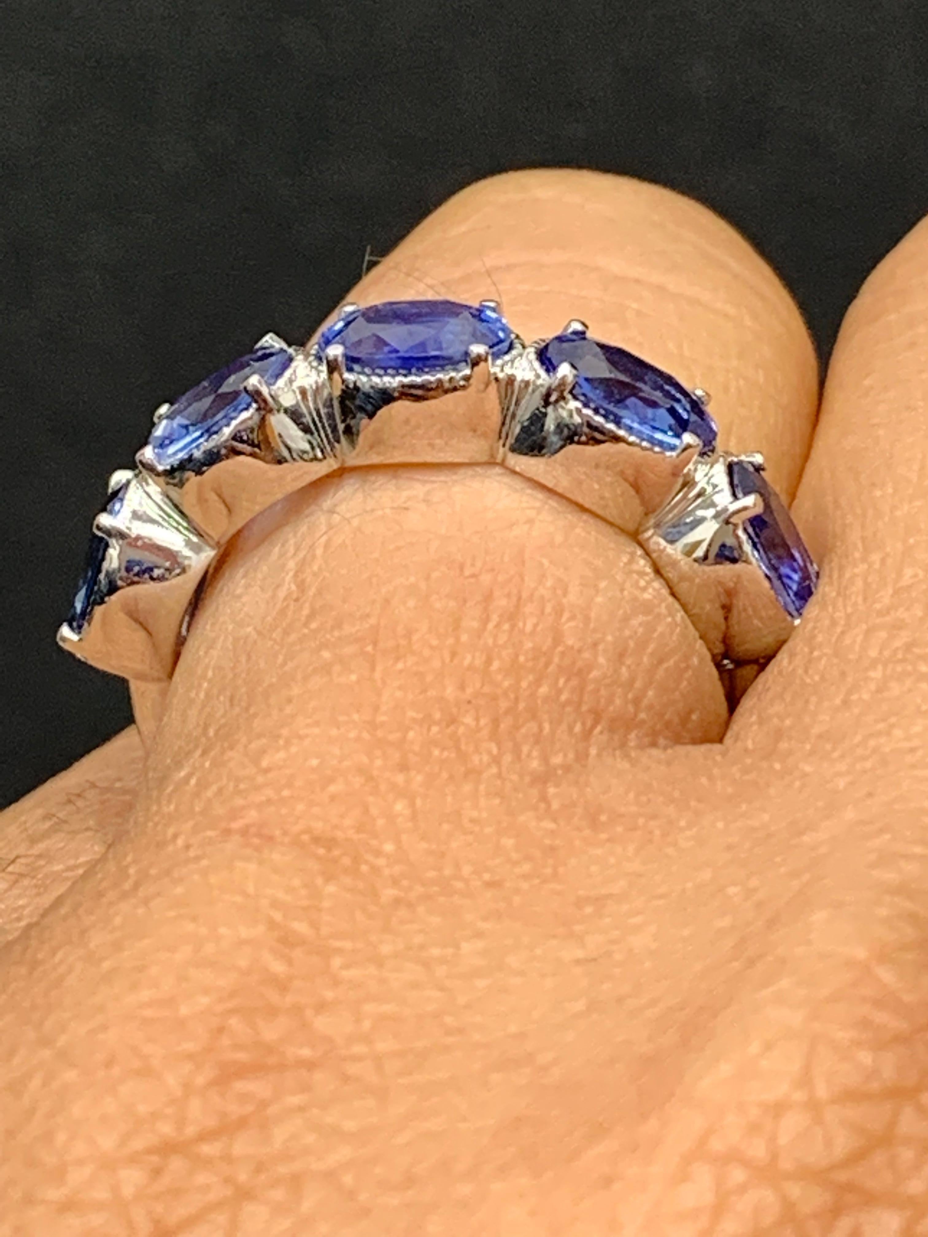 2,76 Karat Blauer Saphir und Diamant-Ehering aus 14 Karat Weißgold mit 5 Steinen im Angebot 2