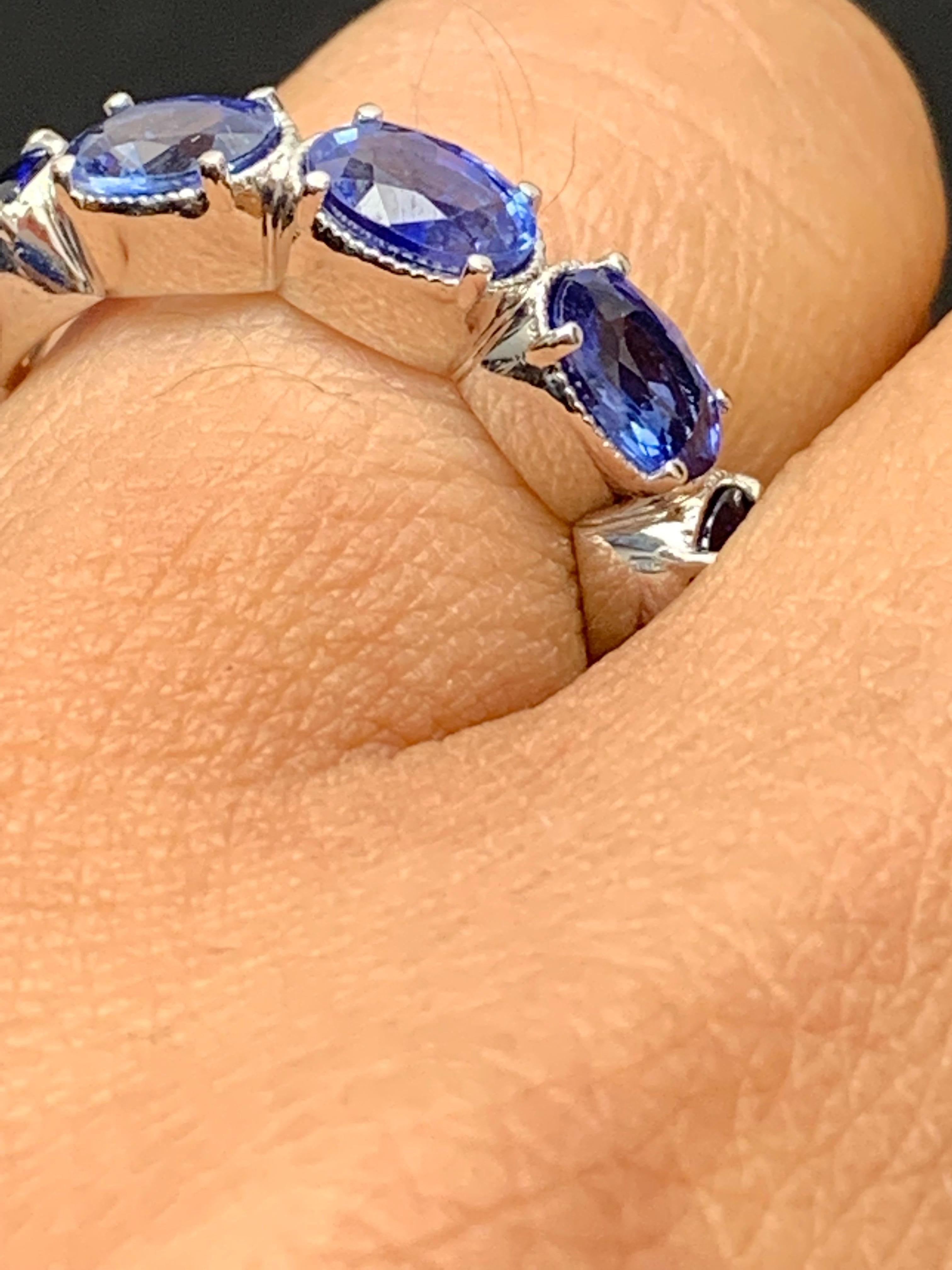 2,76 Karat Blauer Saphir und Diamant-Ehering aus 14 Karat Weißgold mit 5 Steinen im Angebot 3