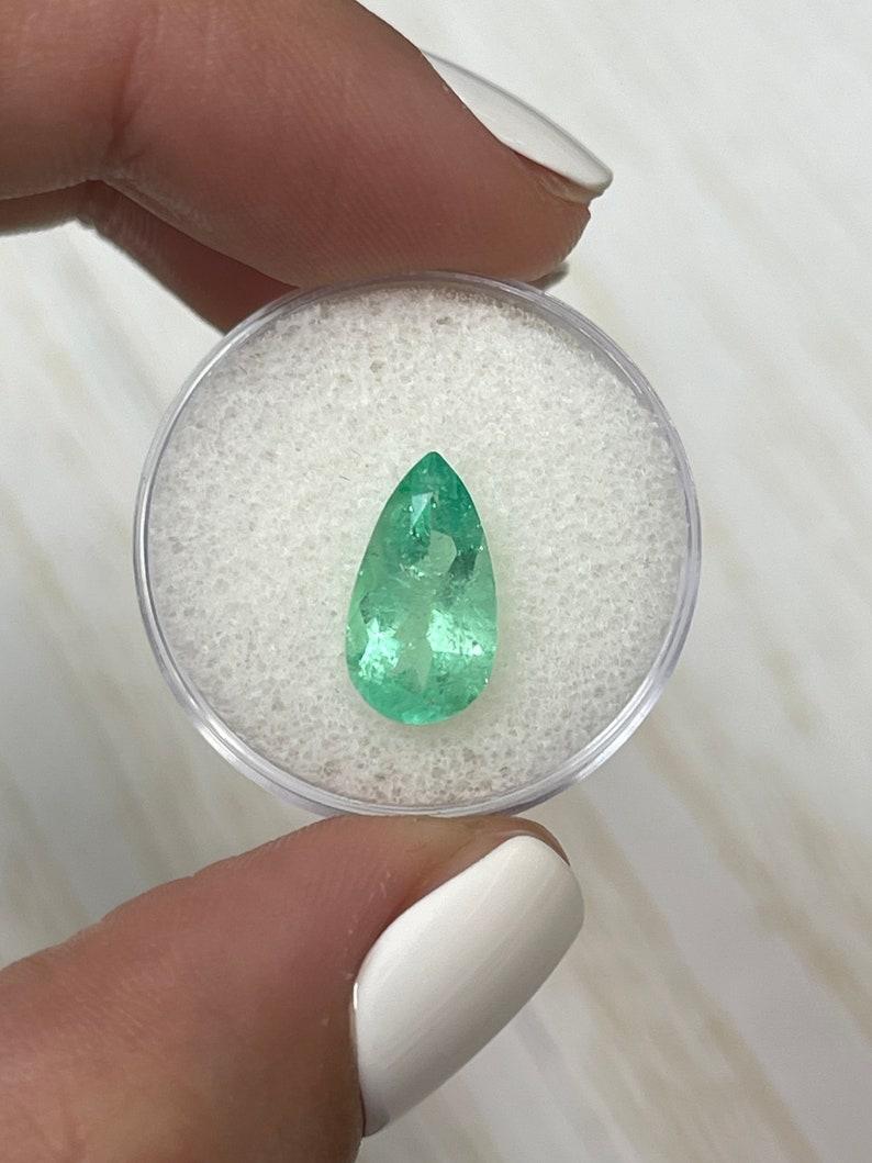 Pierre : Émeraude
Poids : 2,76 carats
Forme : Coupe poire
Clarté : Transparent
Lustre : Très bon
Couleur : vert jaunâtre clair
Dimensions : 13,55 mm x 7,53 mm x 5,18 mm
Origine géographique : Colombie
Traitement : Naturel, huilé

Commentaires : En