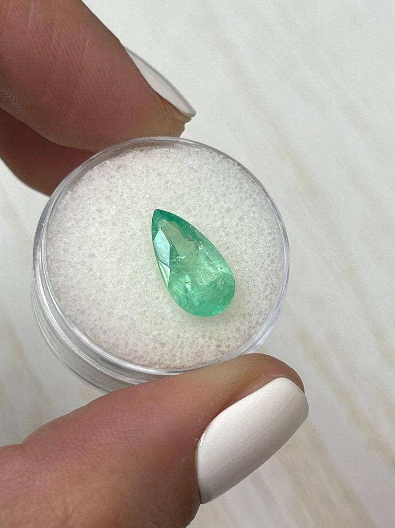 Moderne 2.76 Carat Elongated Green Colombian Emerald - Pear Cut Teardrop May Birthstone (pierre de naissance de mai) en vente