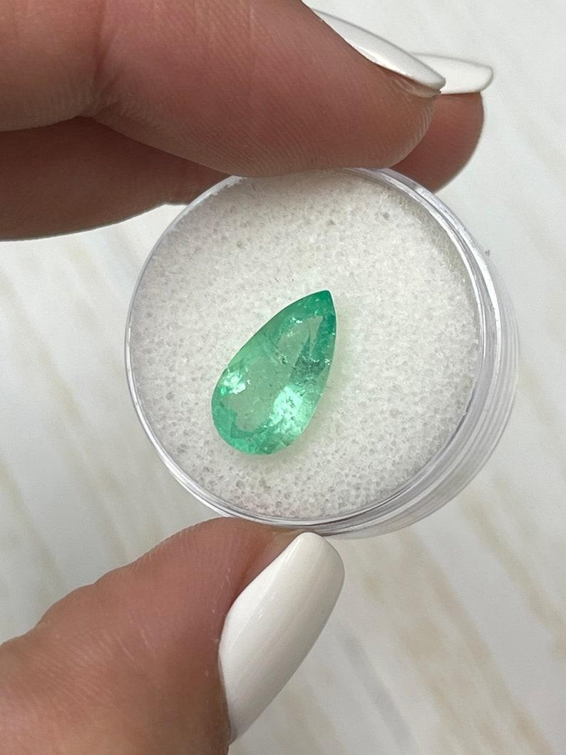 Taille poire 2.76 Carat Elongated Green Colombian Emerald - Pear Cut Teardrop May Birthstone (pierre de naissance de mai) en vente