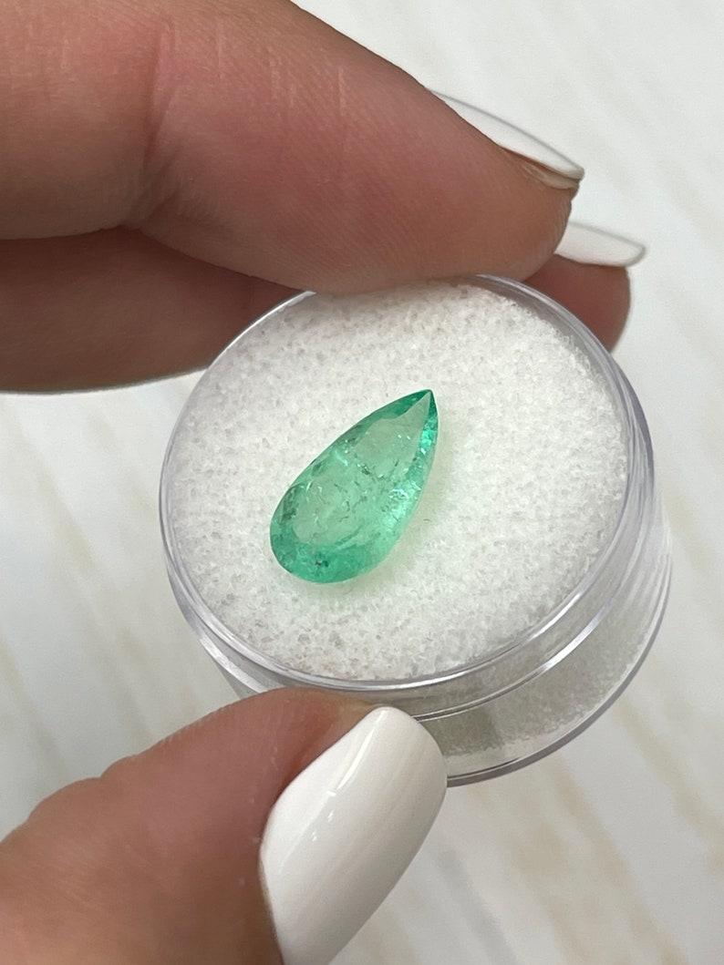 2.76 Carat Elongated Green Colombian Emerald - Pear Cut Teardrop May Birthstone (pierre de naissance de mai) Neuf - En vente à Jupiter, FL