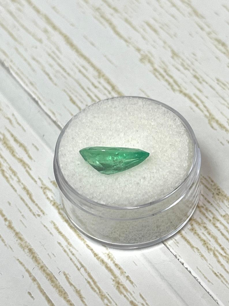 2.76 Carat Elongated Green Colombian Emerald - Pear Cut Teardrop May Birthstone (pierre de naissance de mai) Pour femmes en vente