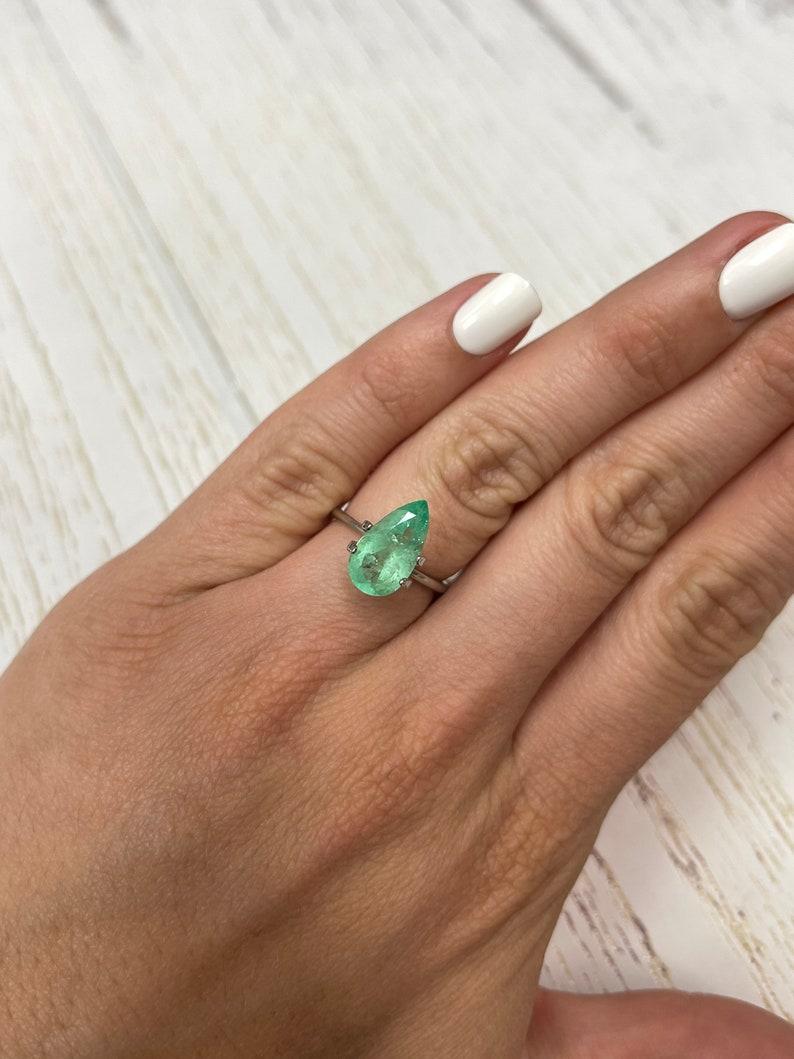 2.76 Carat Elongated Green Colombian Emerald - Pear Cut Teardrop May Birthstone (pierre de naissance de mai) en vente 1
