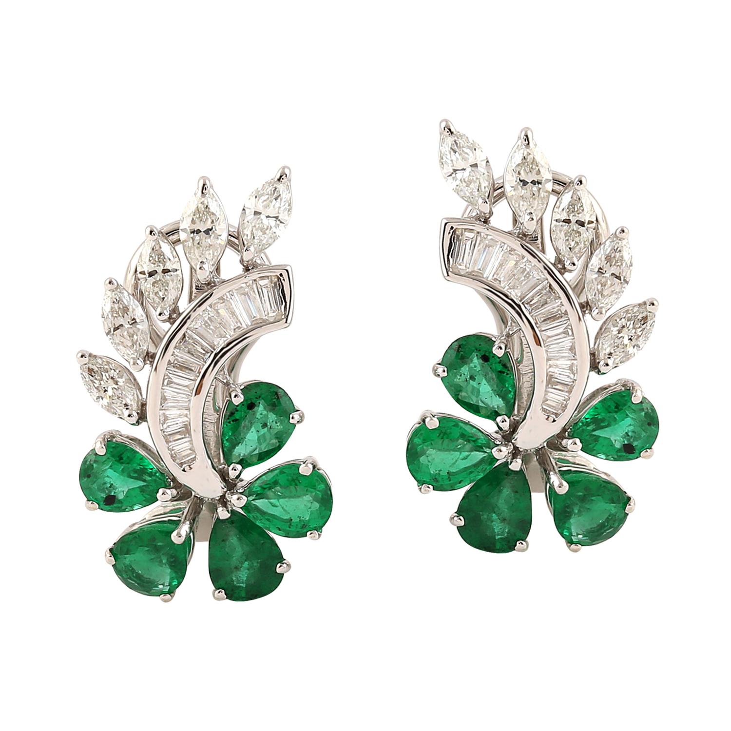 Contemporary 2.76 Carat Emerald 14 Karat Gold Floral Stud Earrings For Sale